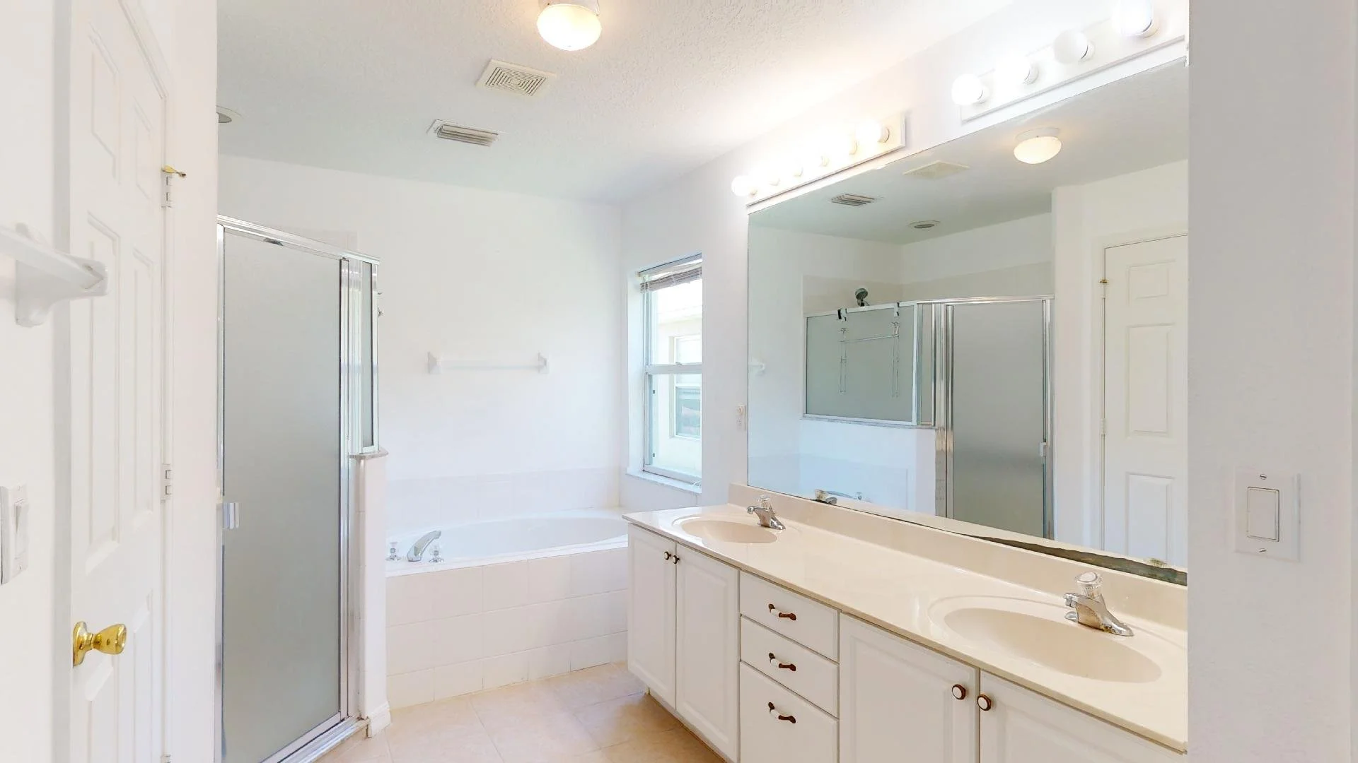Master ensuite bathroom.jpg