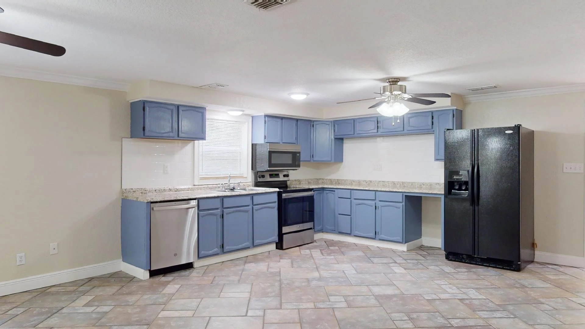kitchen 2.jpg