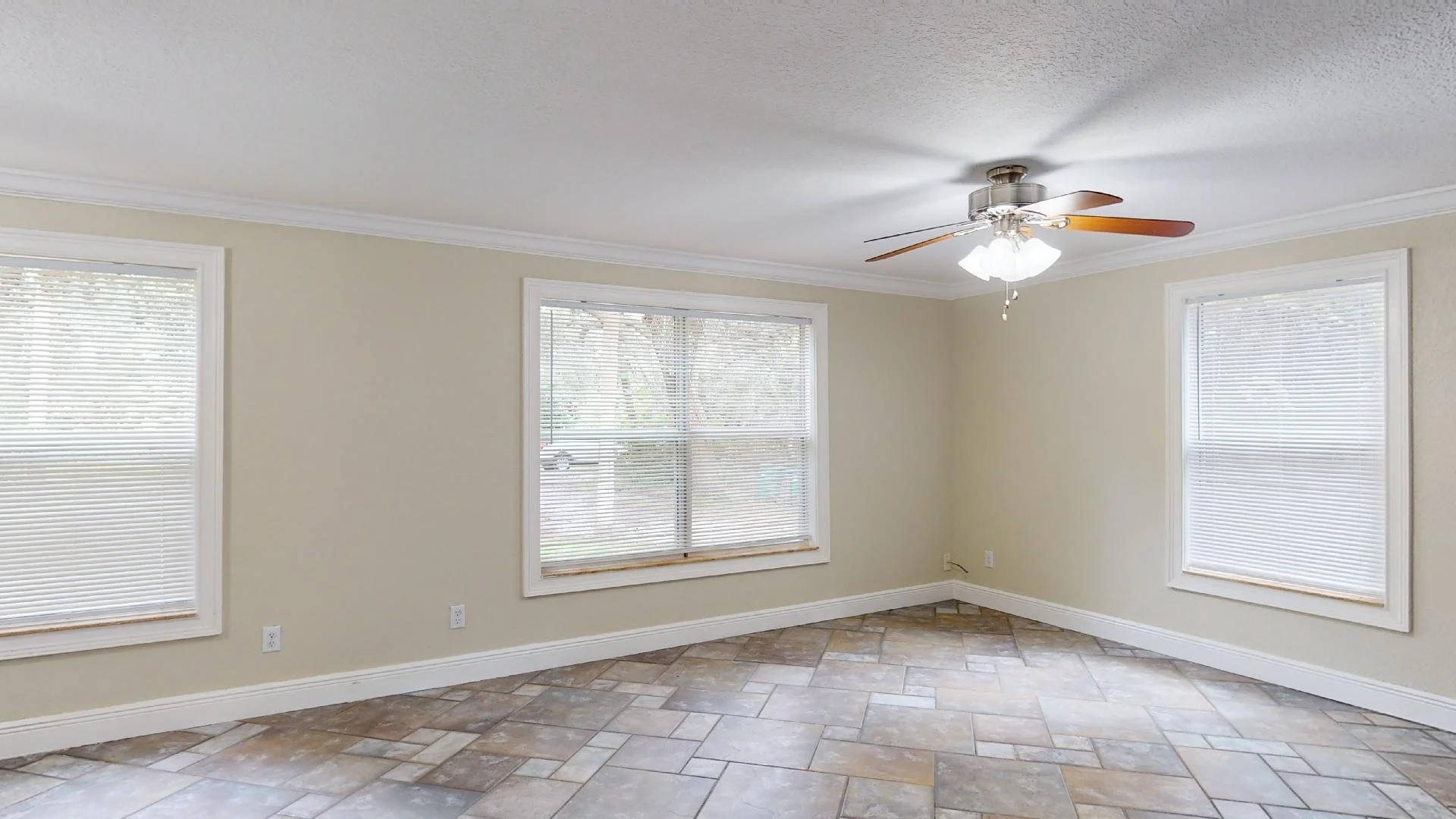 livingroom 3.jpg
