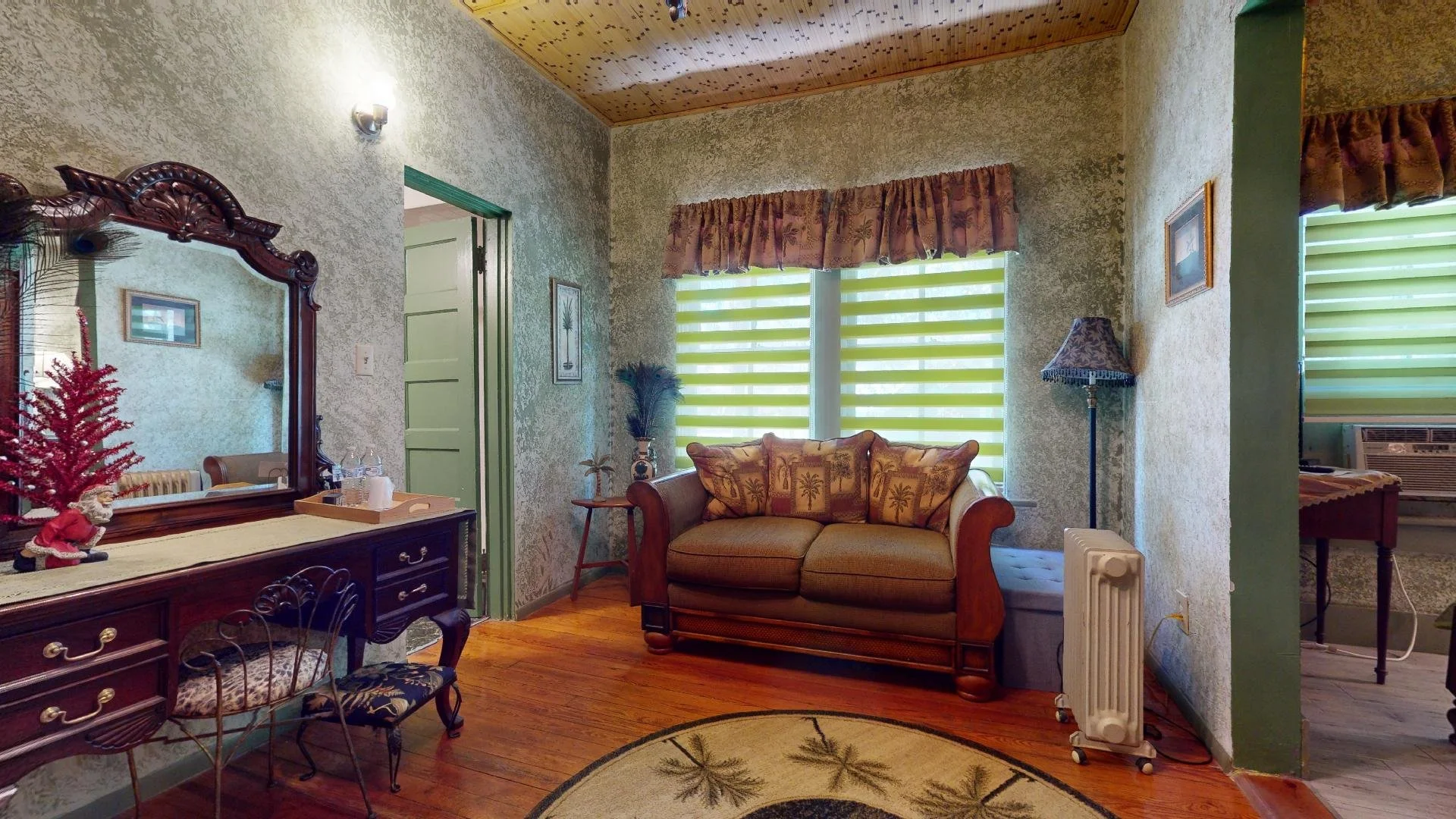 Emerald Suite - Sitting Area.jpg