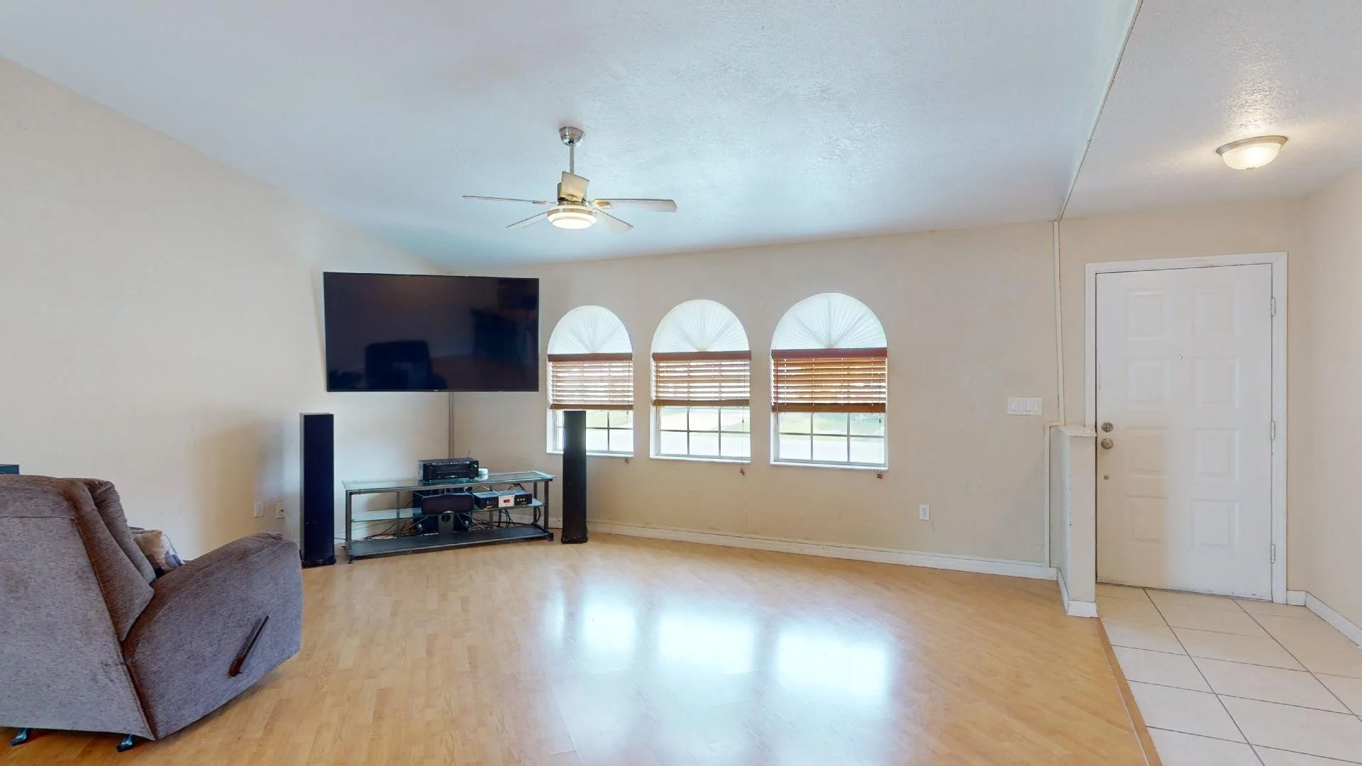 6710 Alazan - Entry.jpg