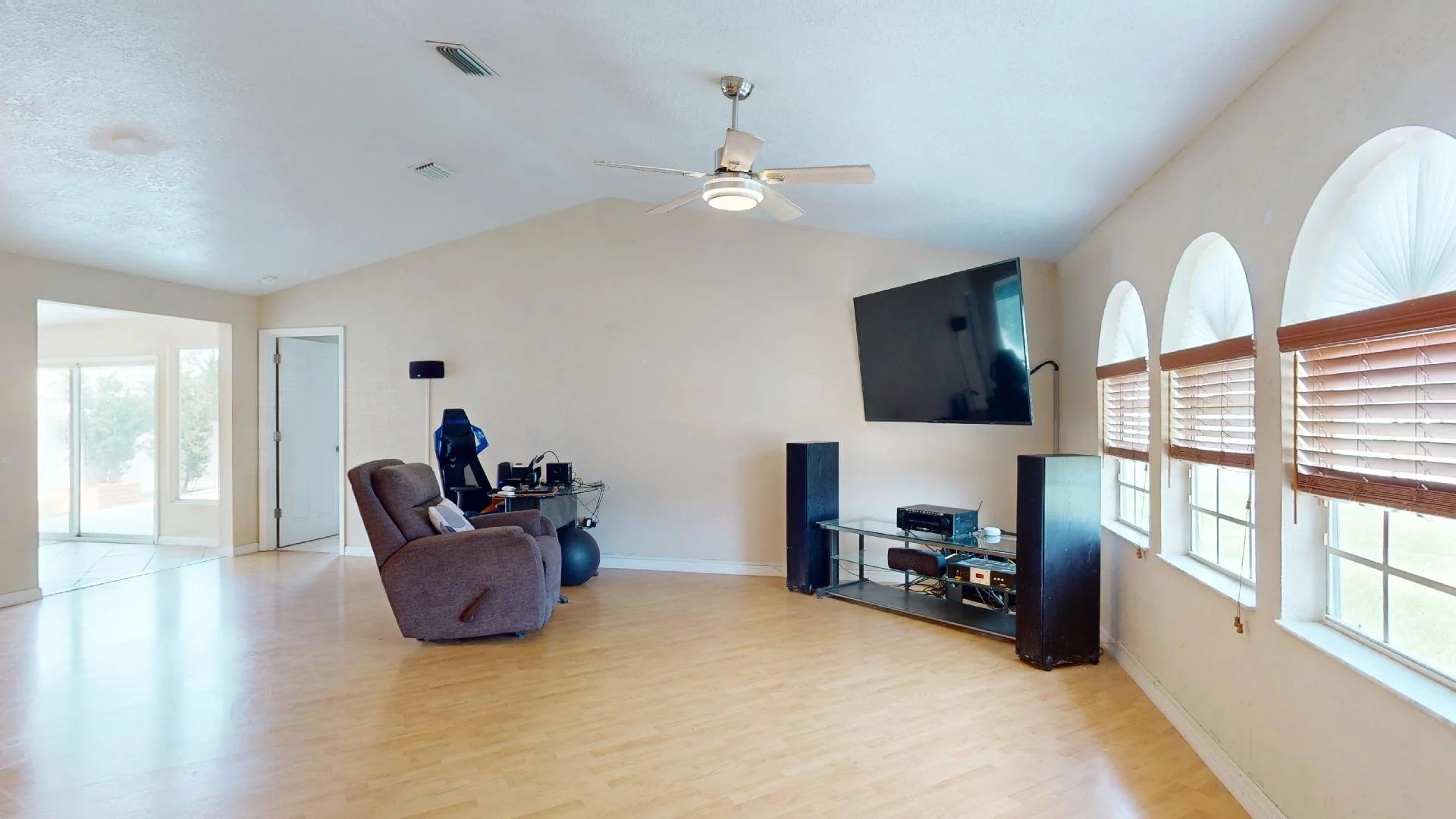 6710 Alazan - Livingroom.jpg