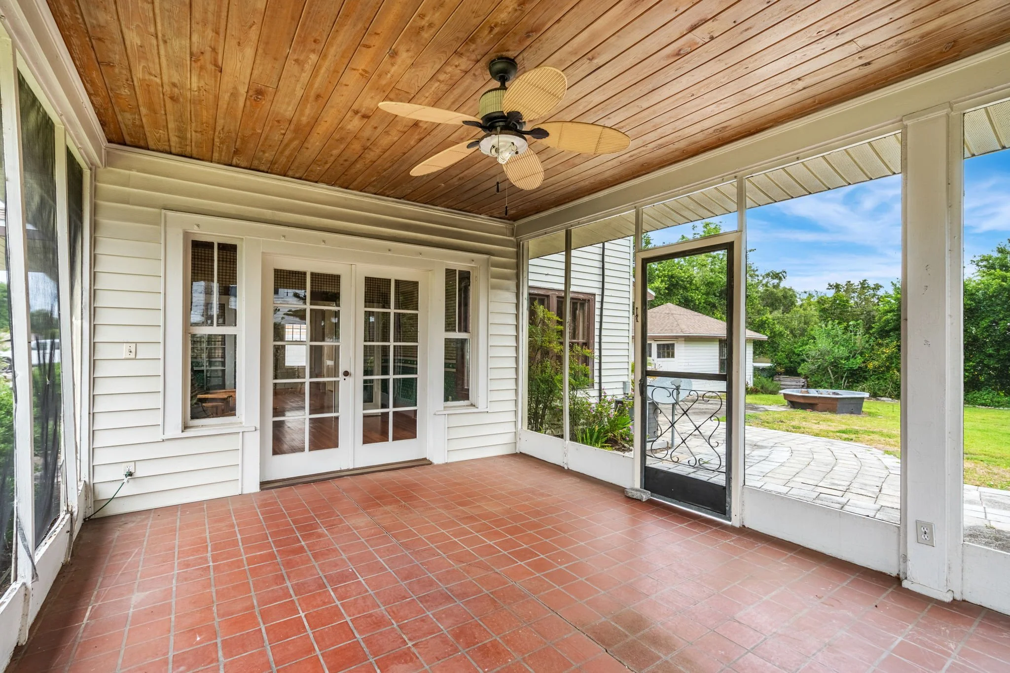 screened patio 1.jpg