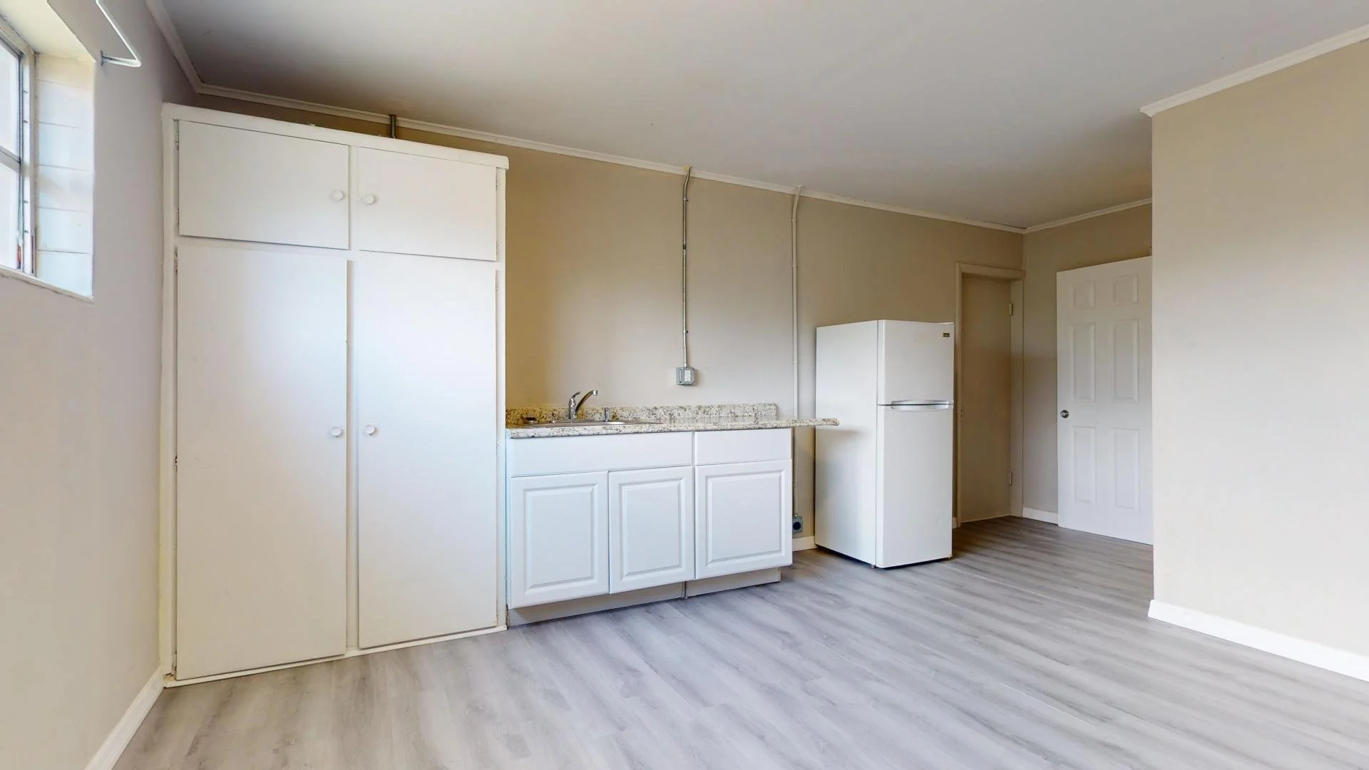 unit 4 kitchen 2.jpg