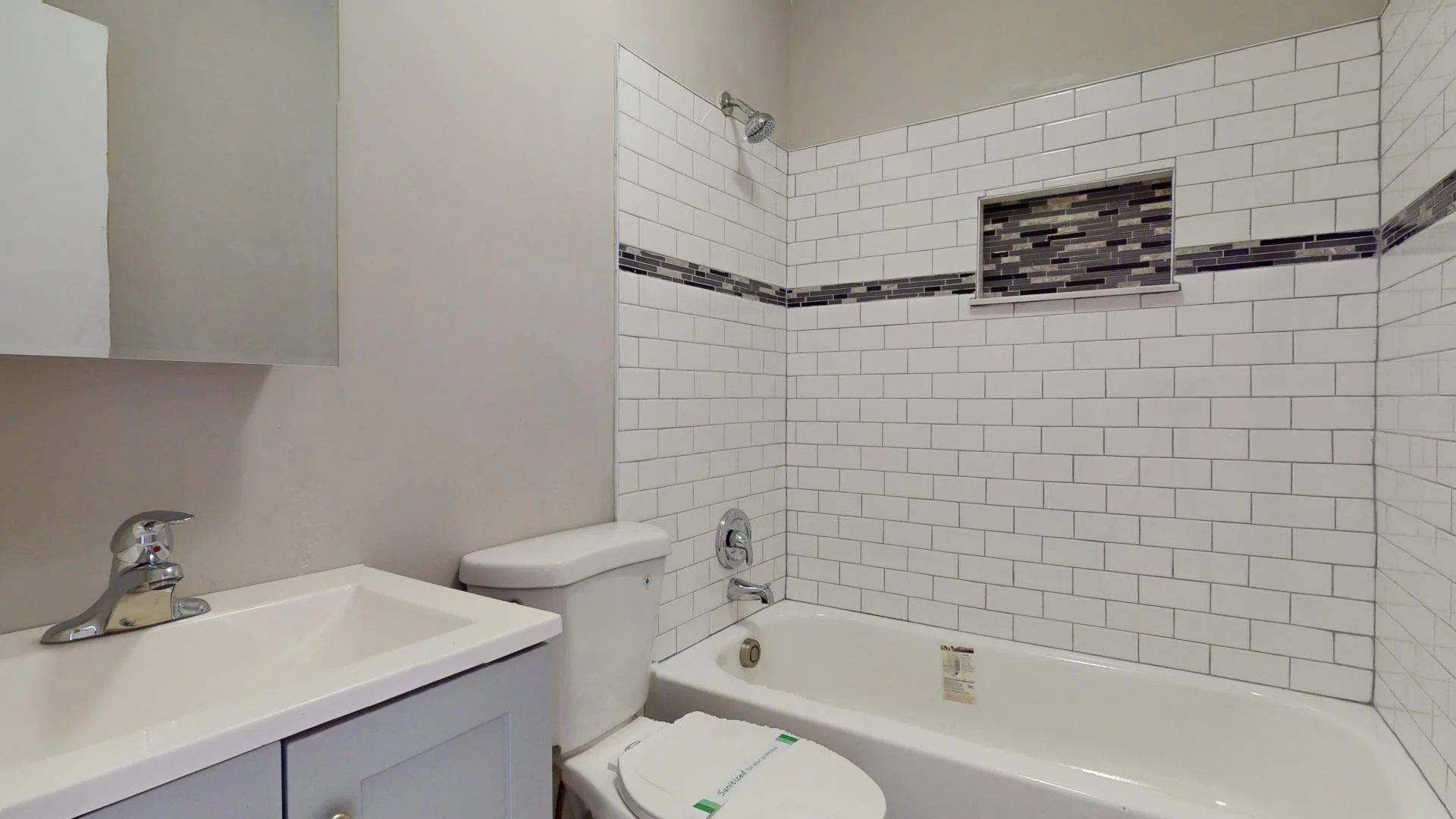 unit 4 bath.jpg