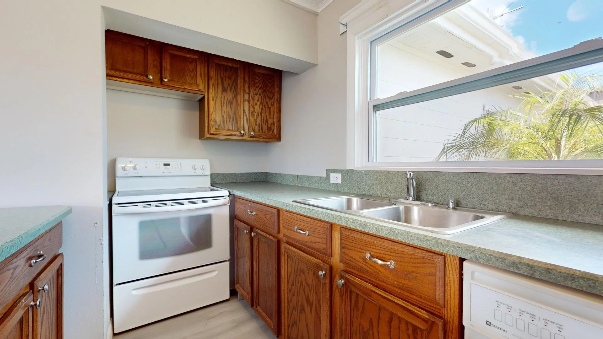 unit 2 kitchen 3.jpg