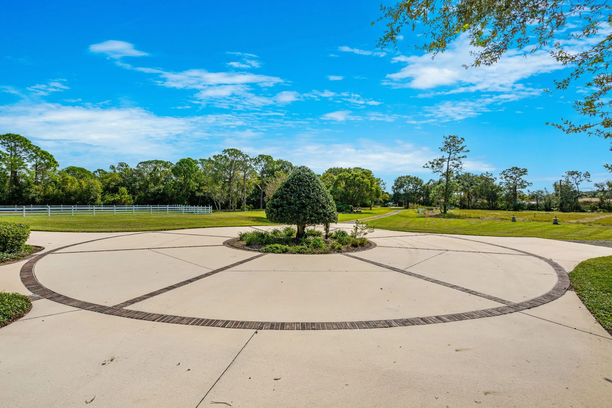 circular driveway entrance.jpg