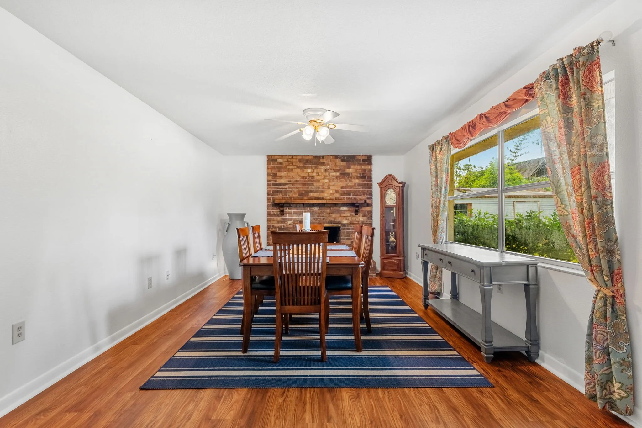livingroom 1.jpg