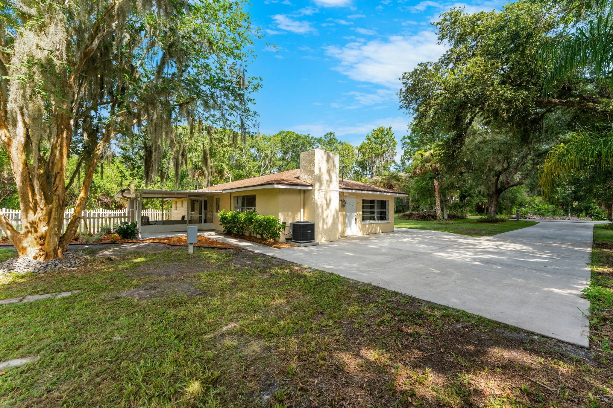 sideyard:driveway.jpg