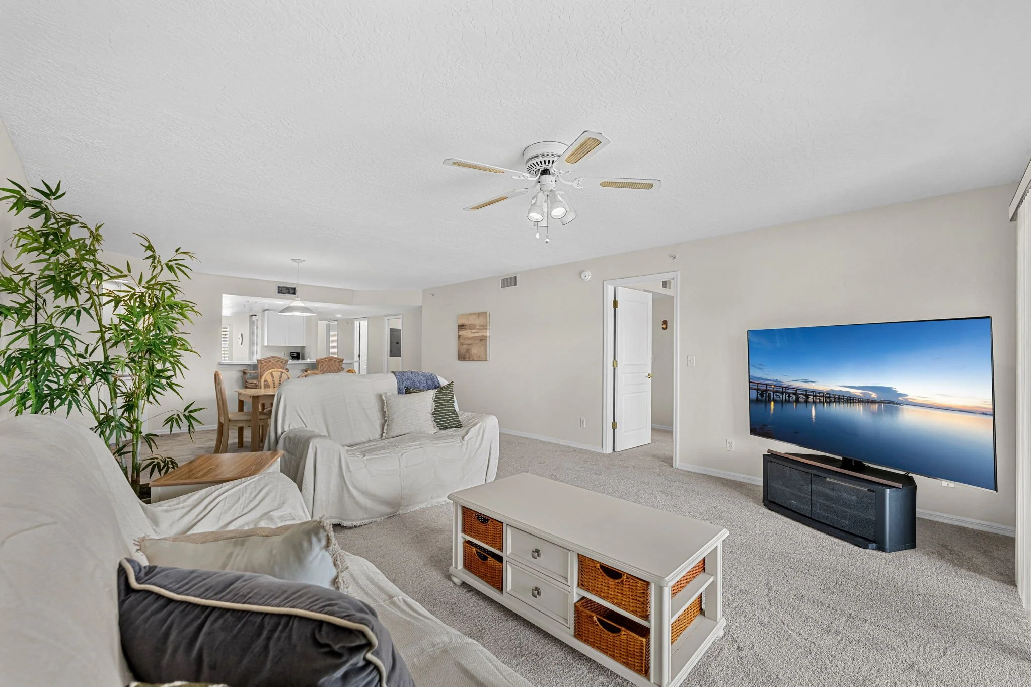 livingroom 3.jpg