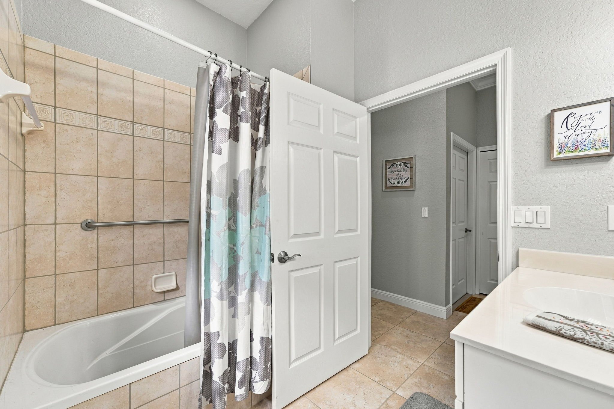 hall bath 2.jpg