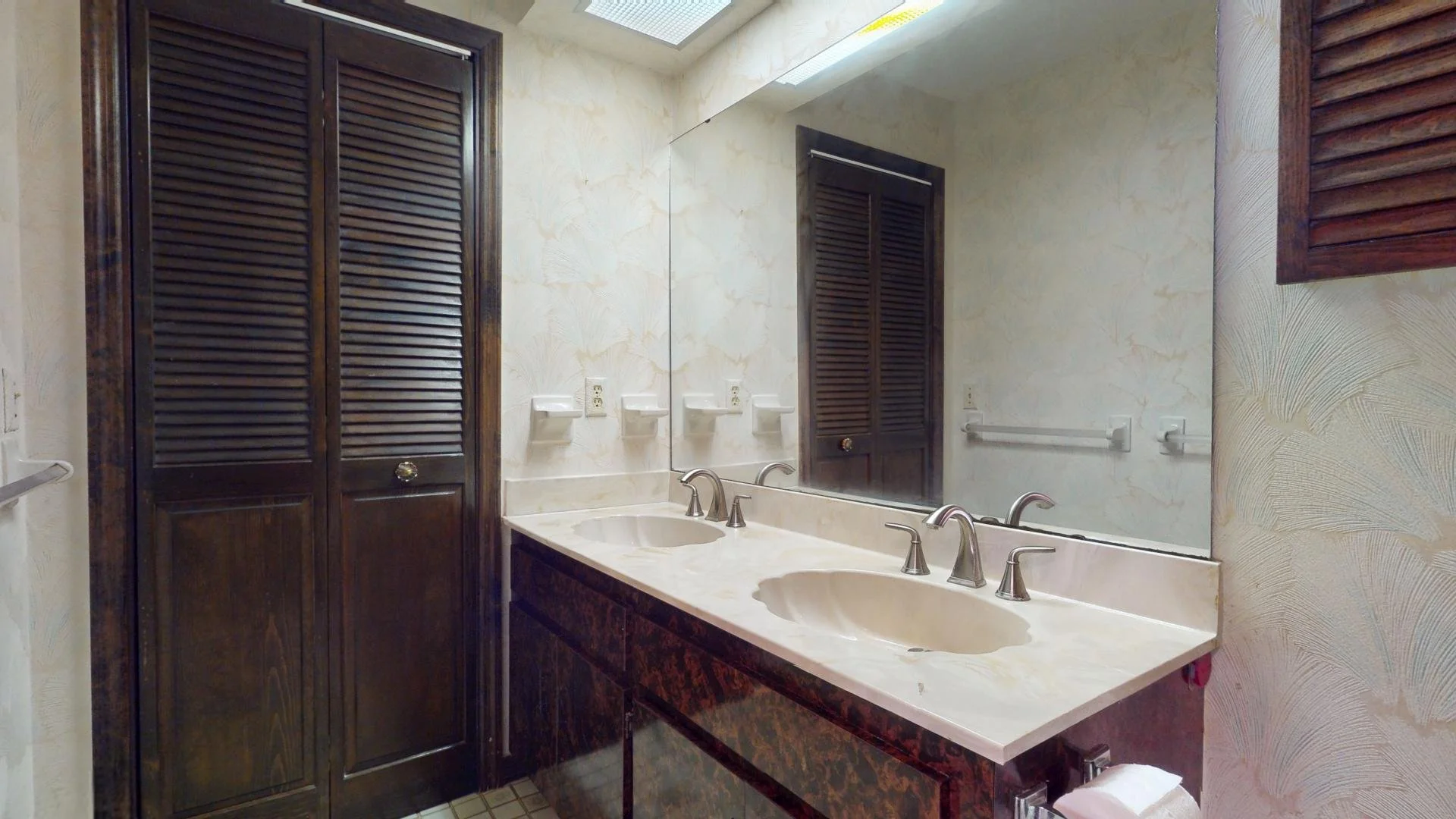bathroom 2.jpg