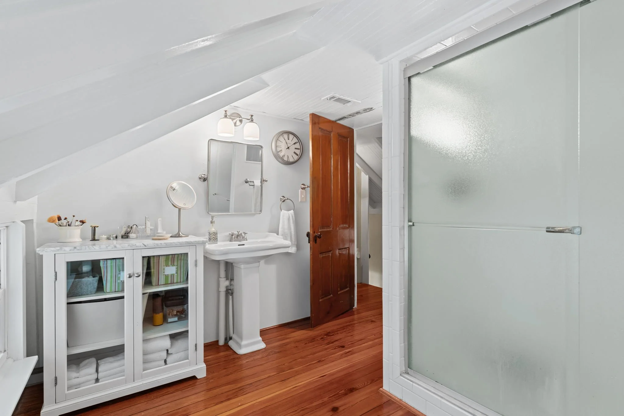 second floor bathroom 2.jpg