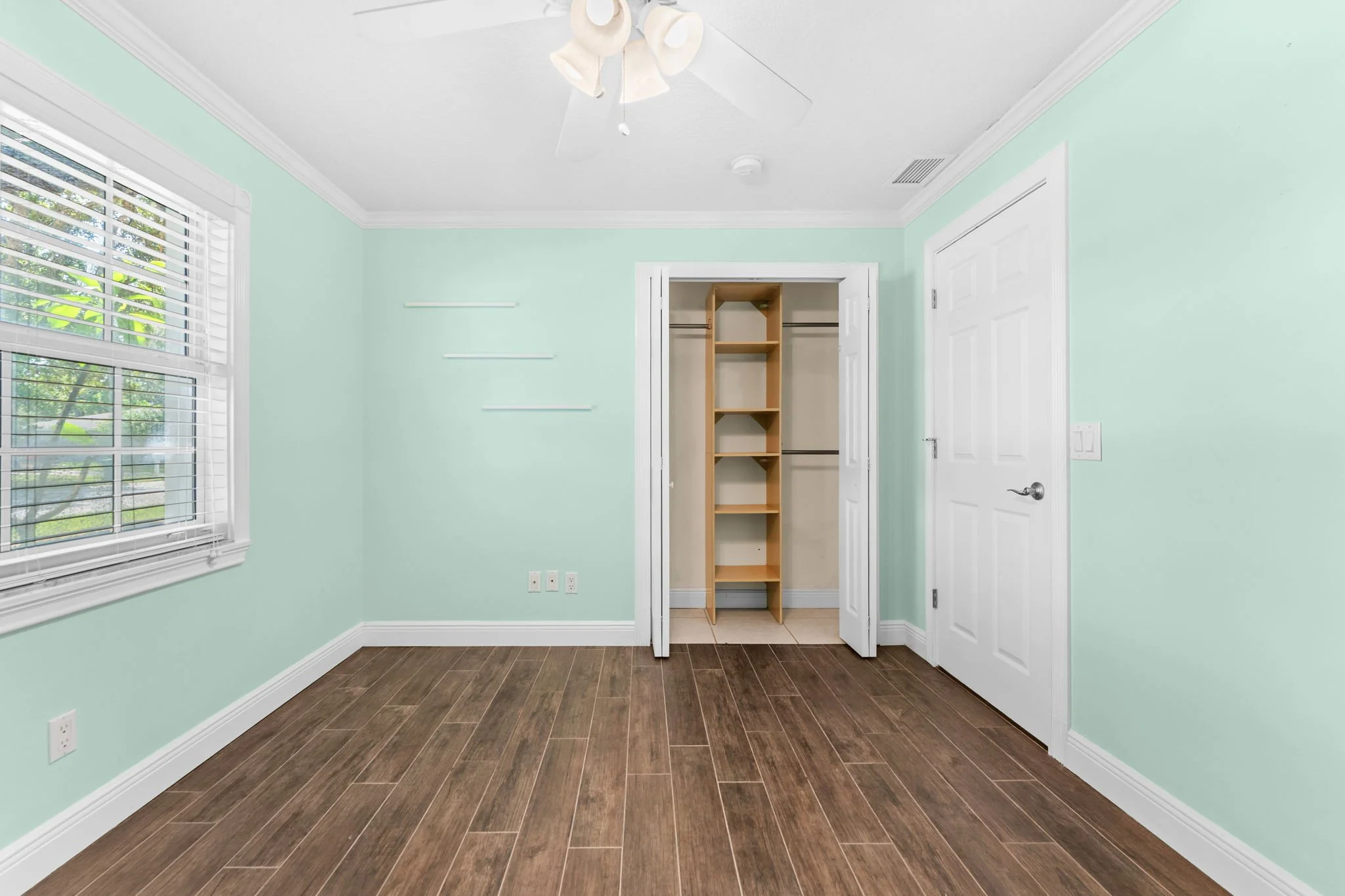 bedroom 2-2.jpg