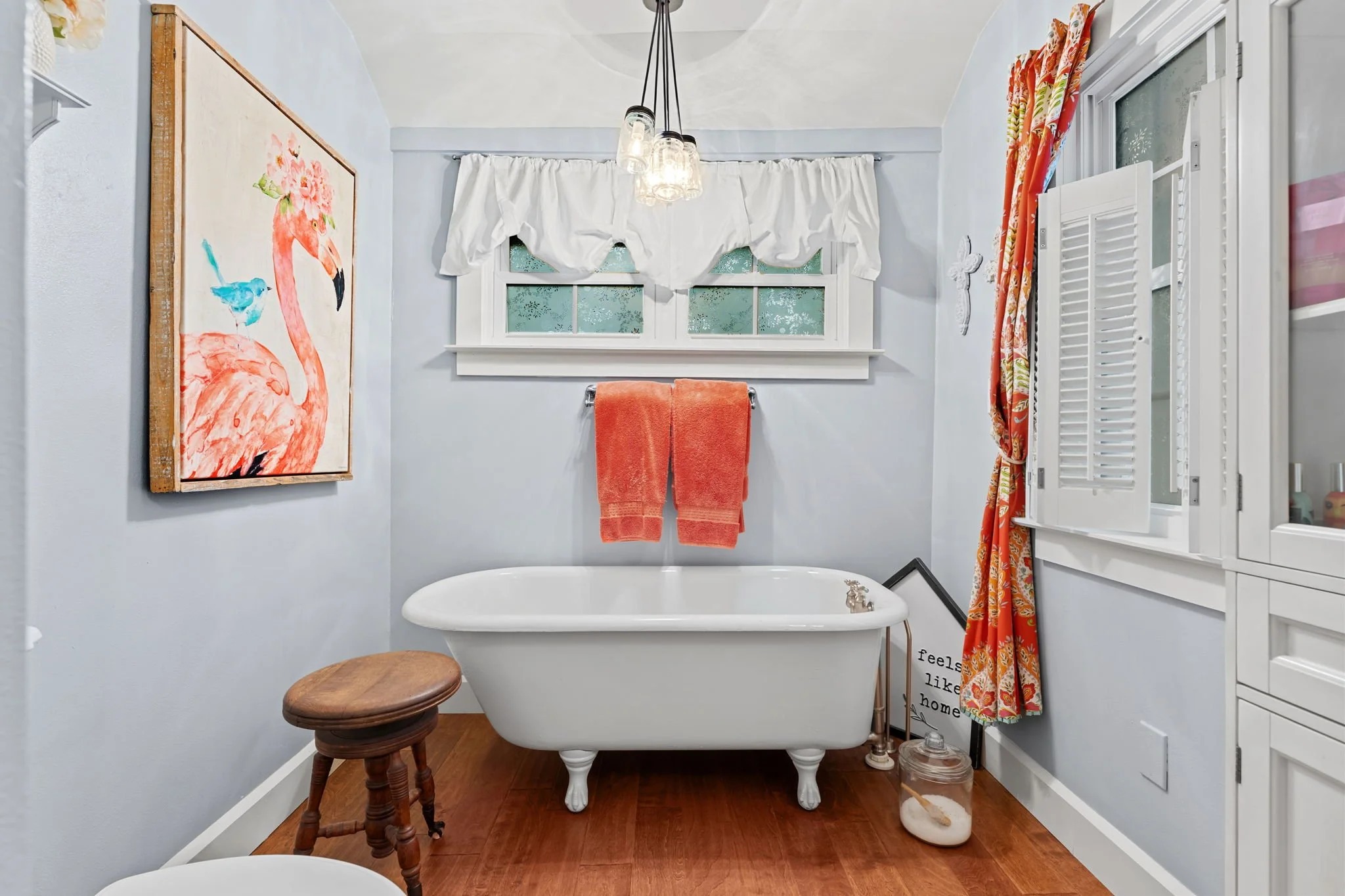 bathroom off laundry 2.jpg