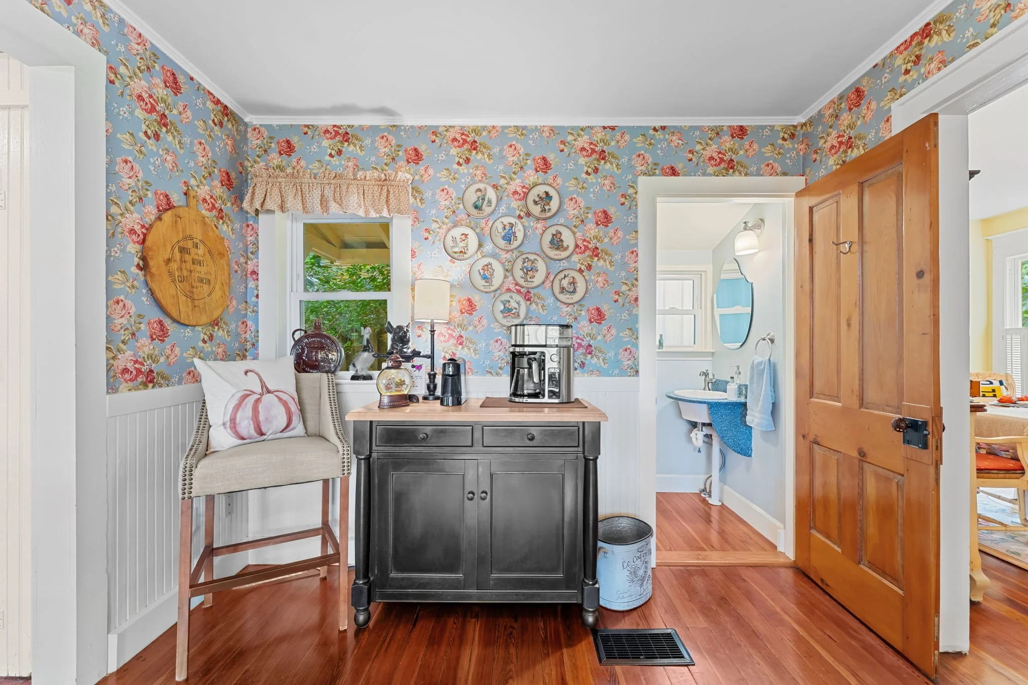 breakfast nook 2.jpg