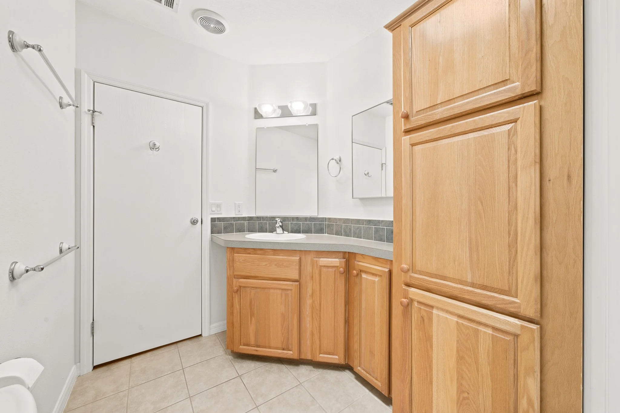 hall bath 2.jpg