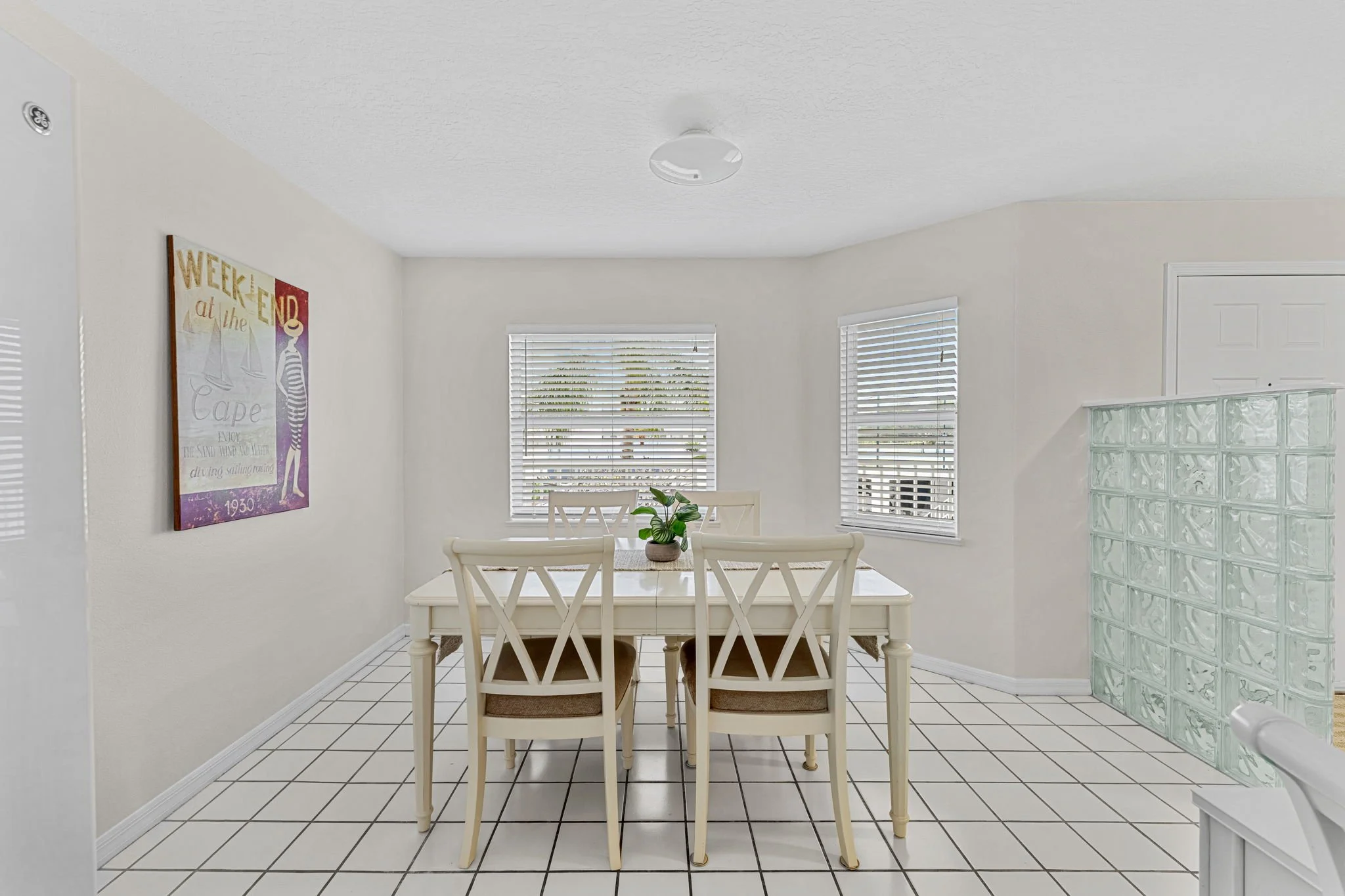 breakfast nook 2.jpg