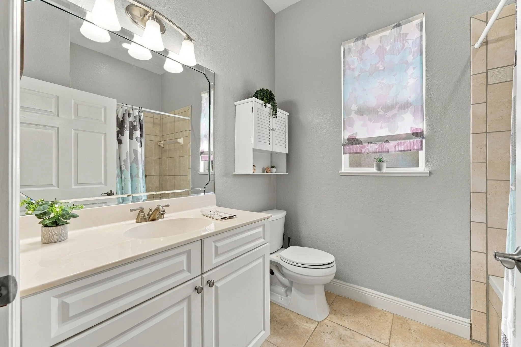 hall bath 1.jpg