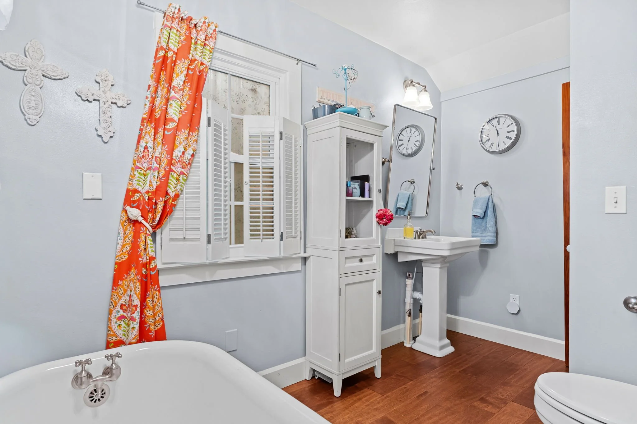 bathroom off laundry 1.jpg