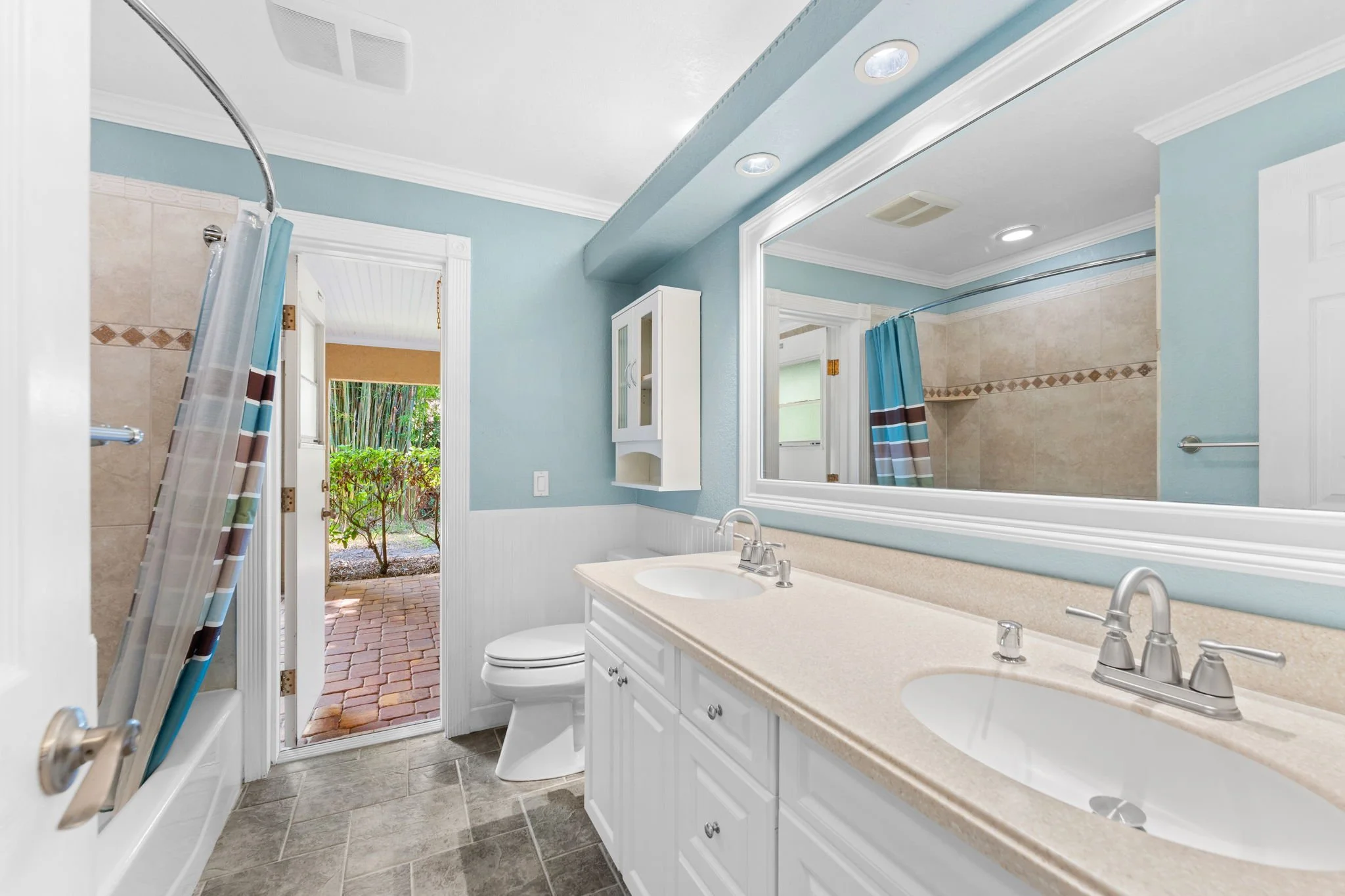 hall bath.jpg
