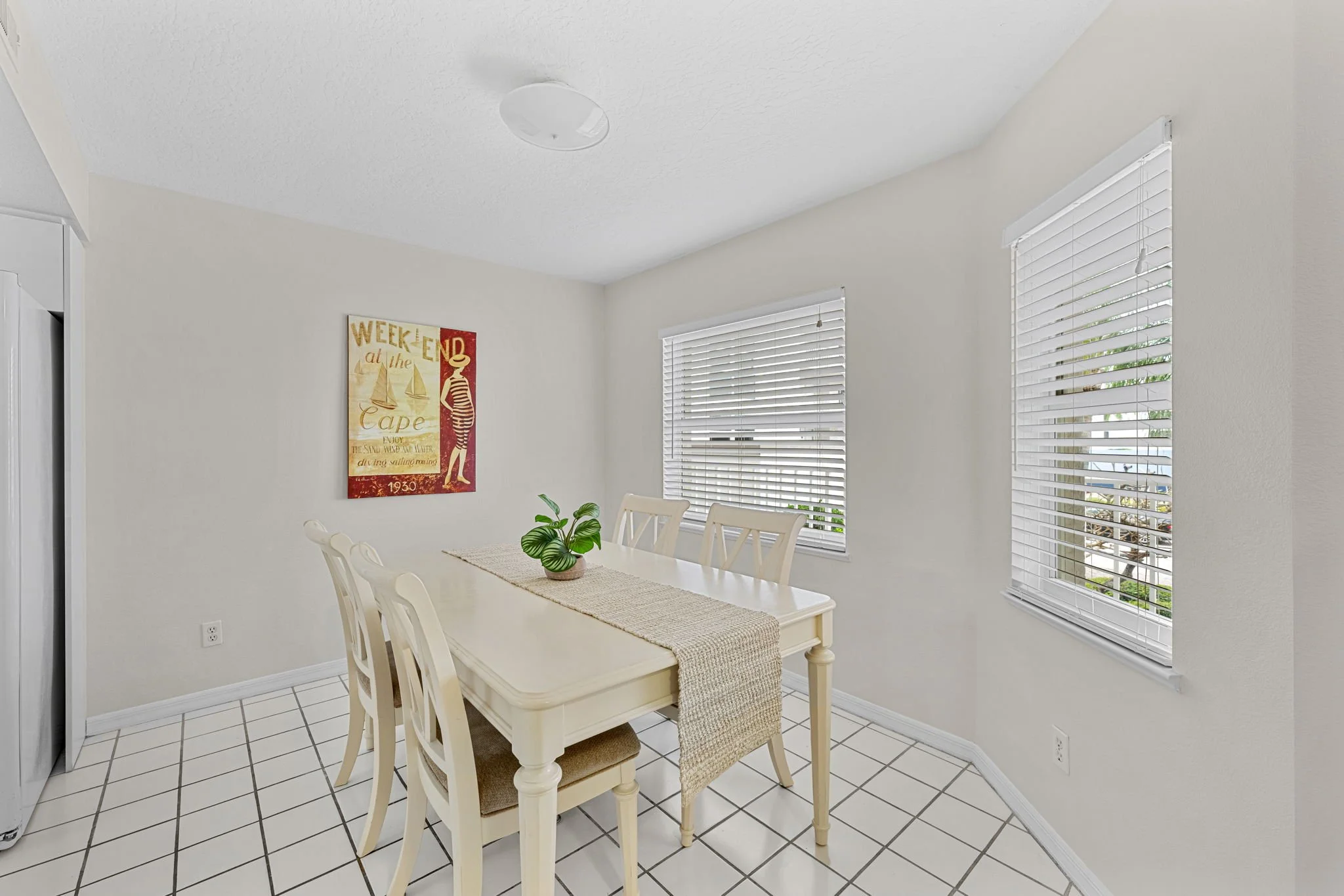 breakfast nook 1.jpg