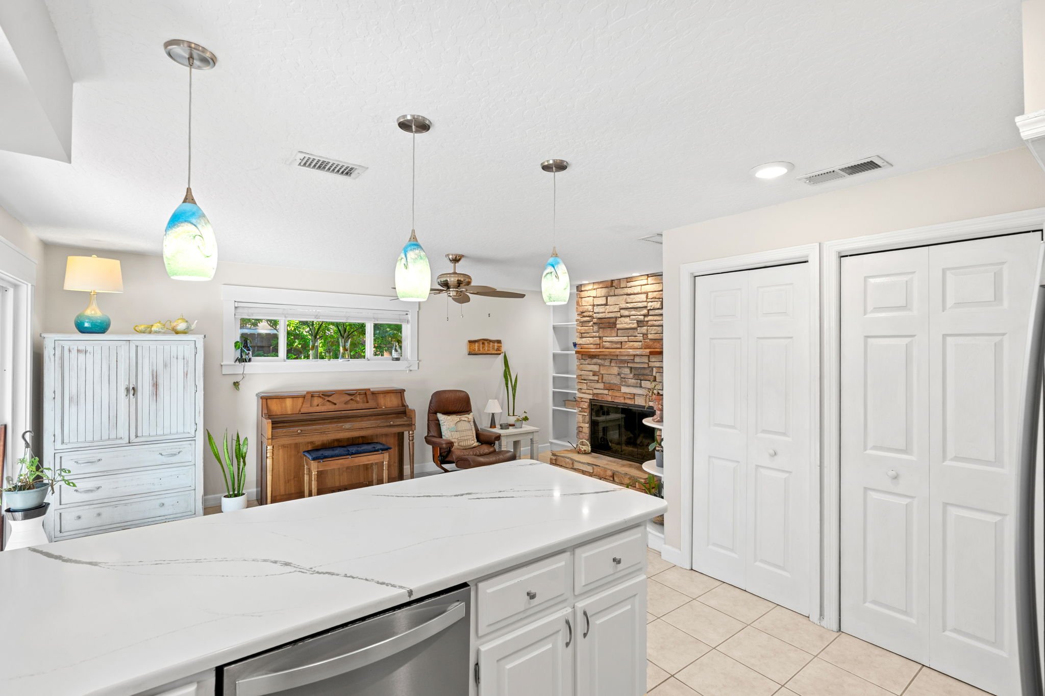 kitchen to livingroom.jpg