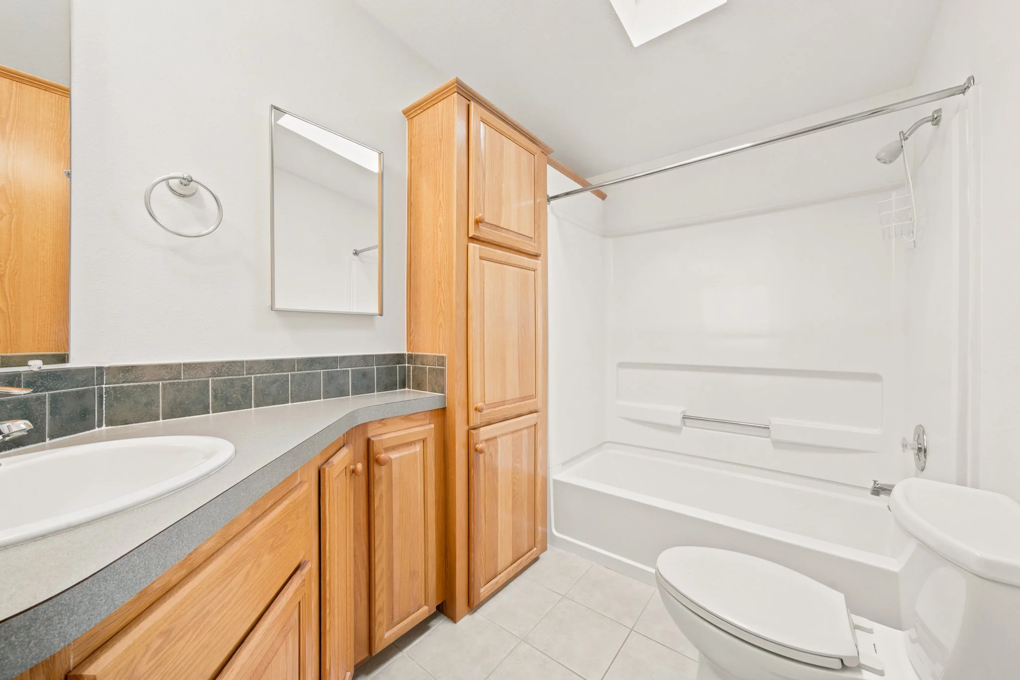 hall bath 1.jpg