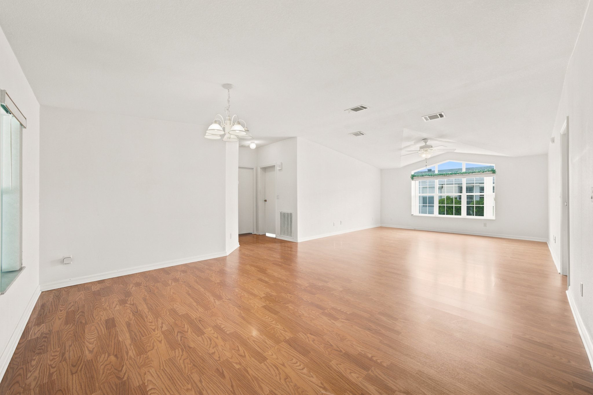 dining area:livingroom.jpg