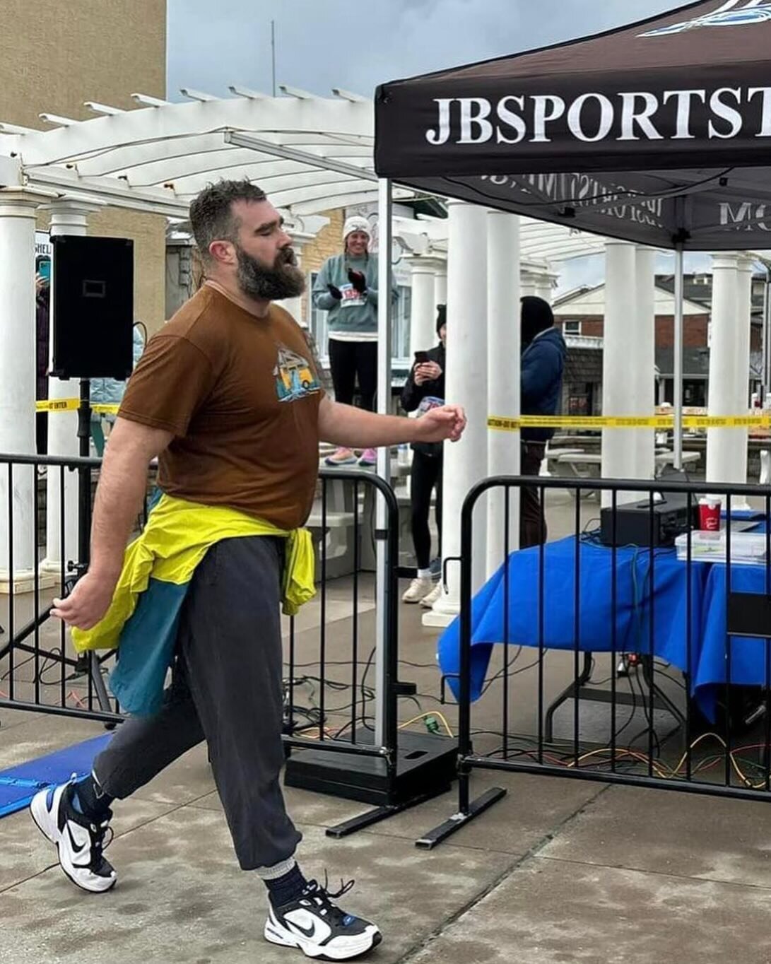 Do like the Kelce&rsquo;s do and sign up for our next 5K! 🏃🏿🏃🏻&zwj;♂️🏃🏼&zwj;♂️The PLR Shamrock and Roll is in 9 days! ☘️🇮🇪❤️

S/O @jbsportstiming (nice name!) #jbsports #runner #run169 #wellness #jbsportsevents #run #race #runnershigh #roadra