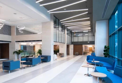 Lobby und Empfangsbereich der Klinik