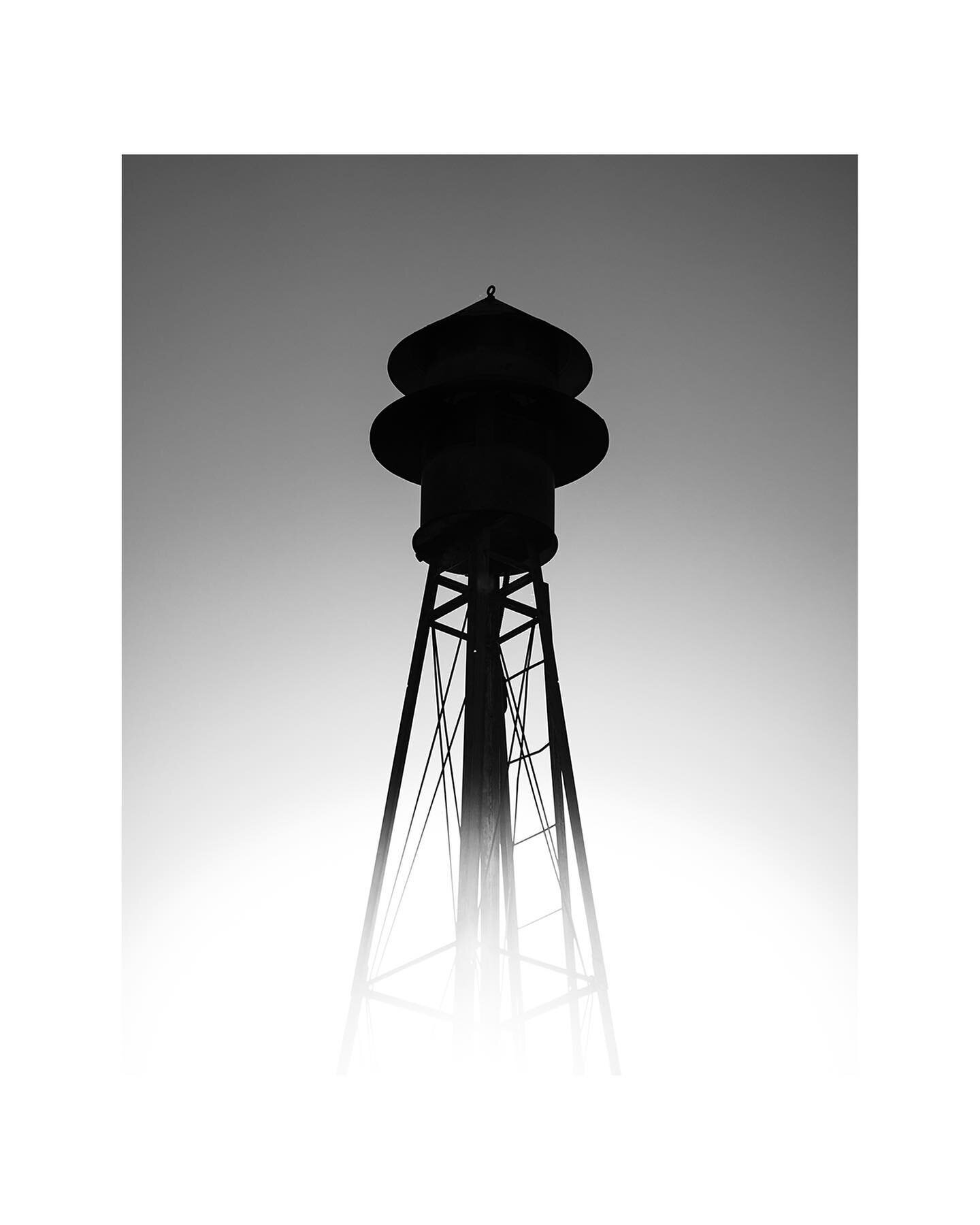 💡 🔊
&bull;
&bull;
&bull;
&bull;
#michigan #lighthouse #greatlakes #munisingmichigan #munising #lakesuperior  #lakesuperiormagazine #blackandwhitesilhouette #silhouette #silhouettes #silhouette_creative #upperpeninsula #navigation #uplife #upperpeni
