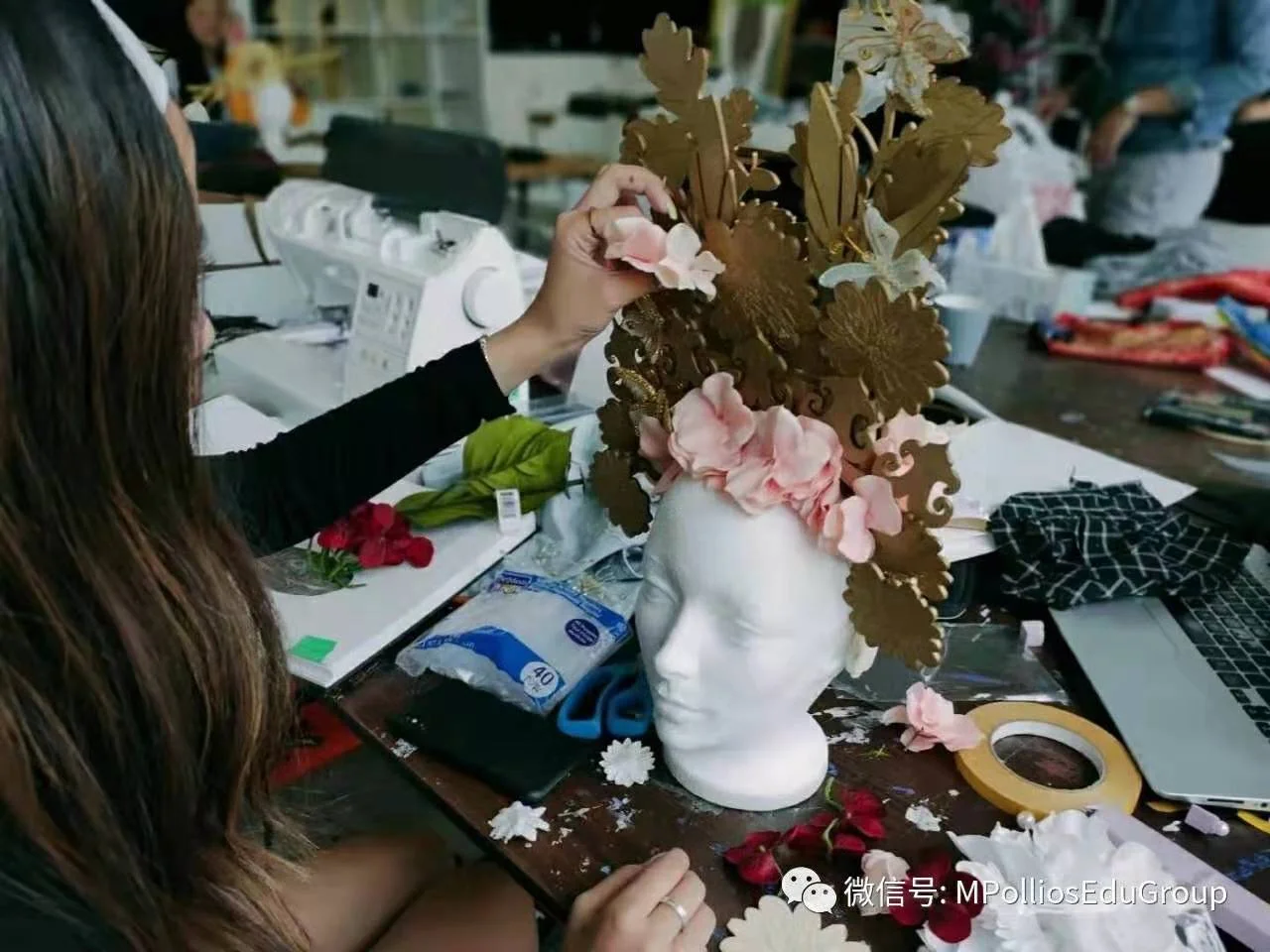 每年 绿苹果艺术中心都会带领着他们 这一支唯一由高中生组成的服装设计团队 前来参加纽约时装周的展示 在经验丰富的专业导师团队带领下 我们的学生可以在世界最大的时尚舞台中展示他们的作品 Green Apple Art Center