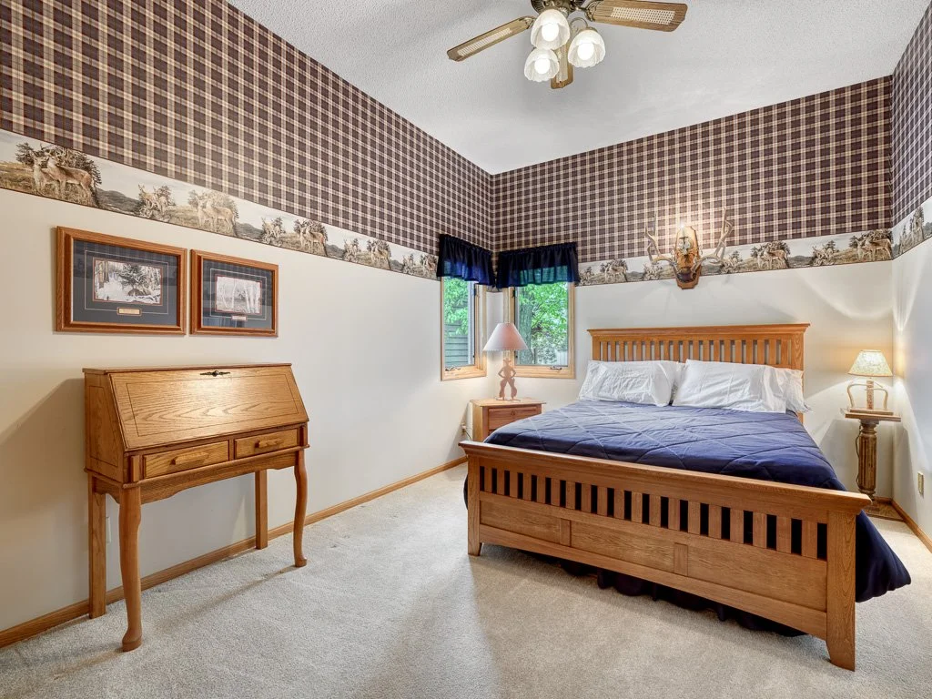 17 - Bedroom.jpg