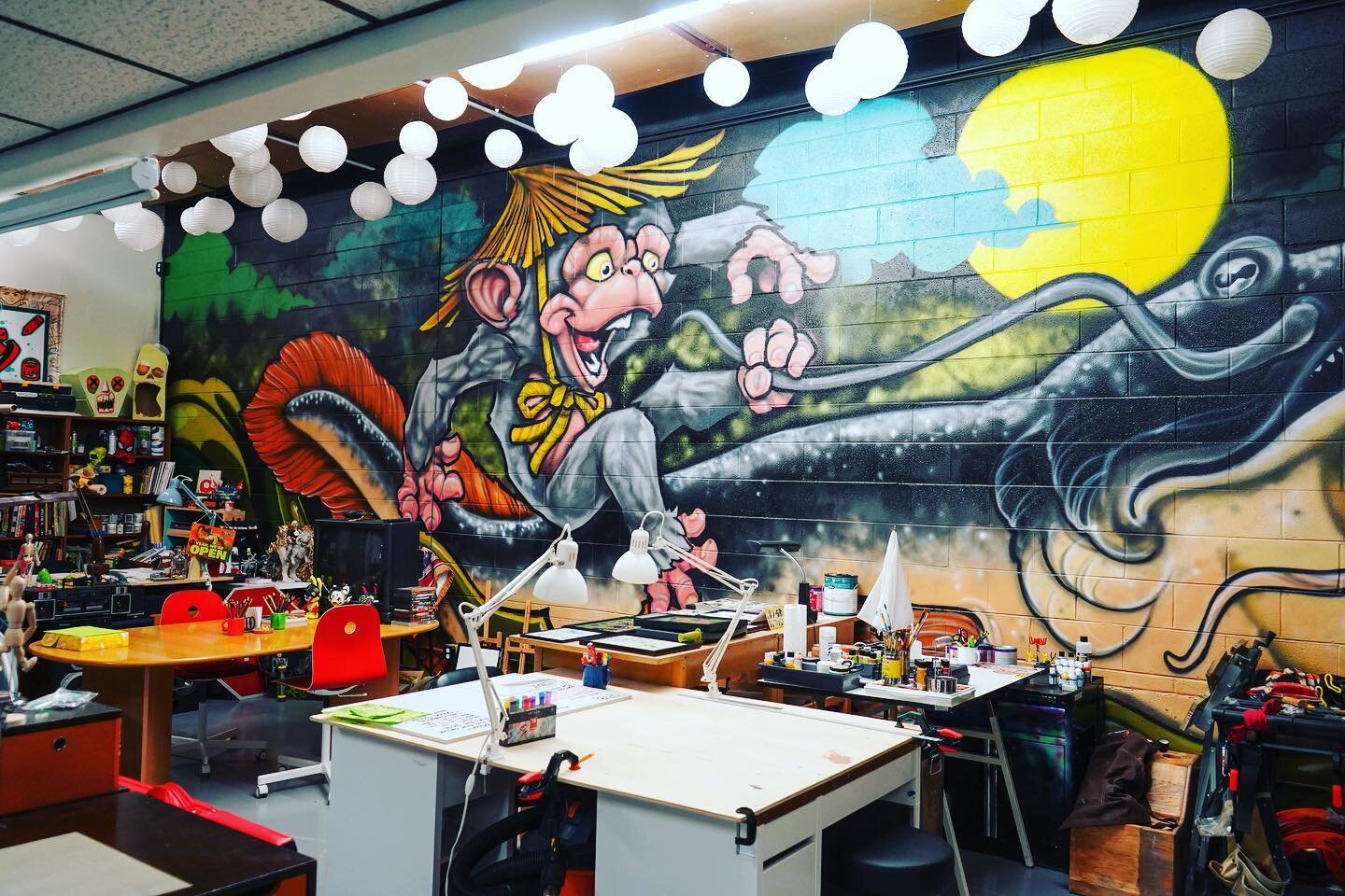Hey there ink lovers! Let's give a shoutout to one of the coolest creative businesses around - @creaturearcade! Not only do they specialize in awesome tattoos, but they also have a space dedicated to illustrations. And trust us, the creativity in thi