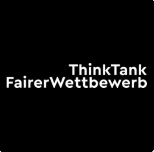 Weißer Text auf schwarzem Hintergrund mit den Worten 'ThinkTank FairerWettbewerb'.