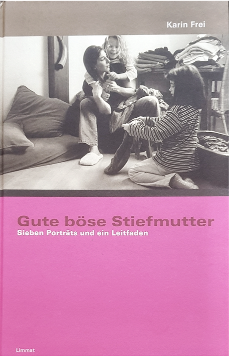 Buchcover mit einem schwarzen und weißen Foto einer Frau und zwei Kindern, die im Wohnzimmer spielen, und pinkem unteren Bereich mit dem Titel "Gute böse Stiefmutter" von Karin Frei.