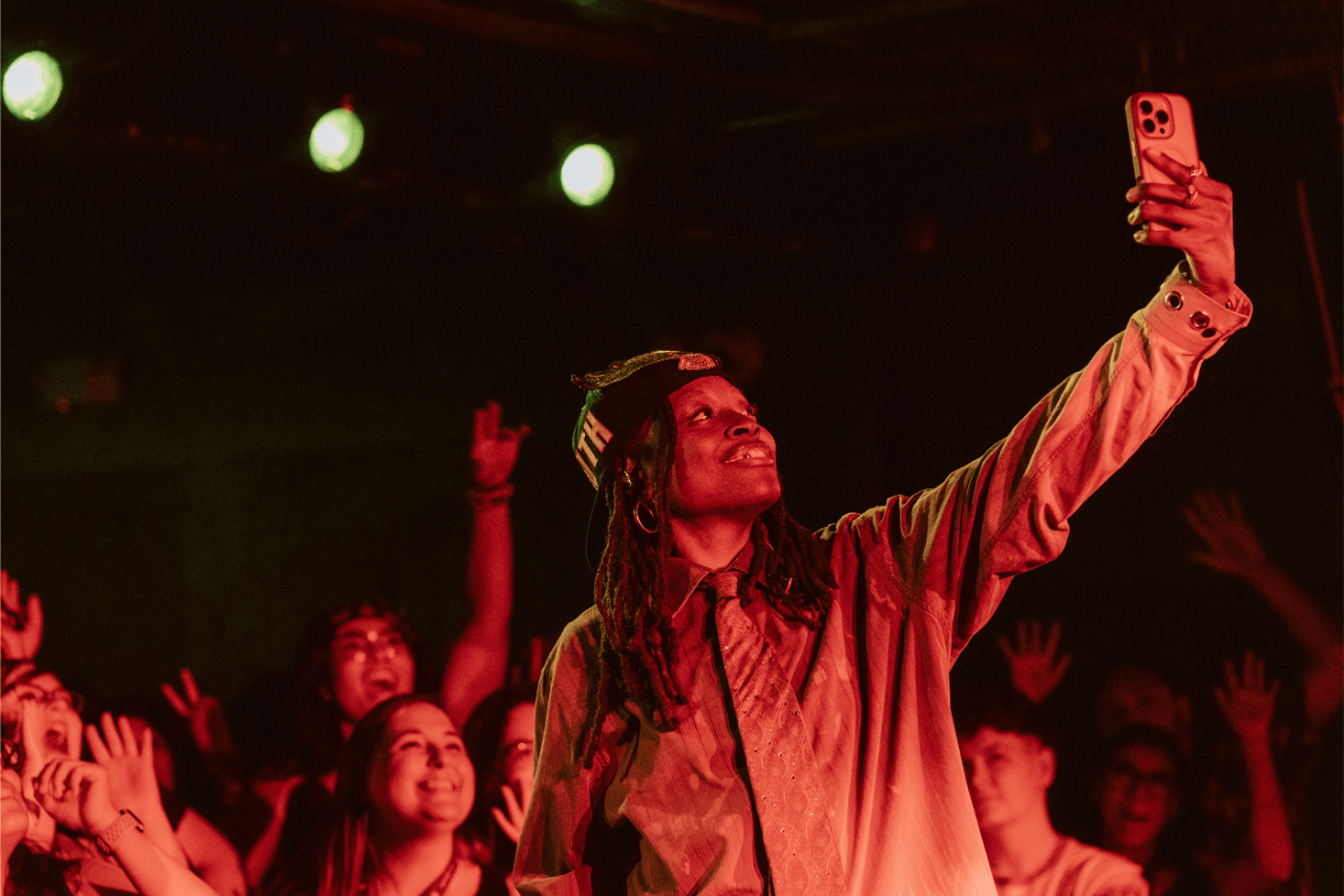 siena liggins - fan selfie press pic.png