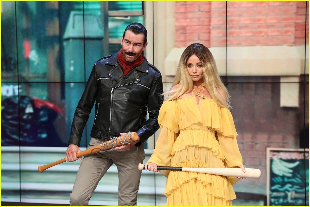 kelly-ripa-halloween-2016-costumes-01.JPG