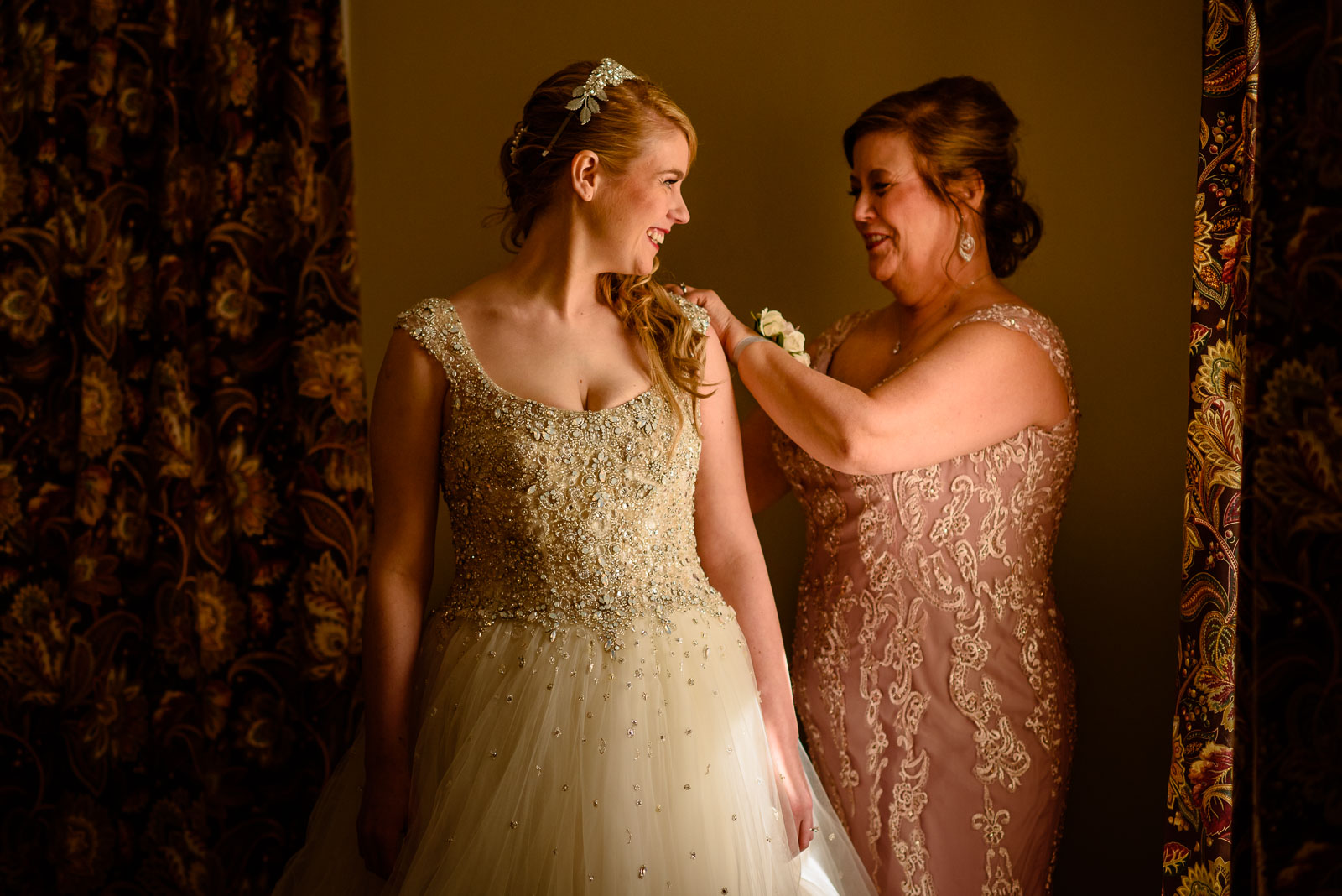 NYIT de Seversky Mansion Wedding mother and bride get ready