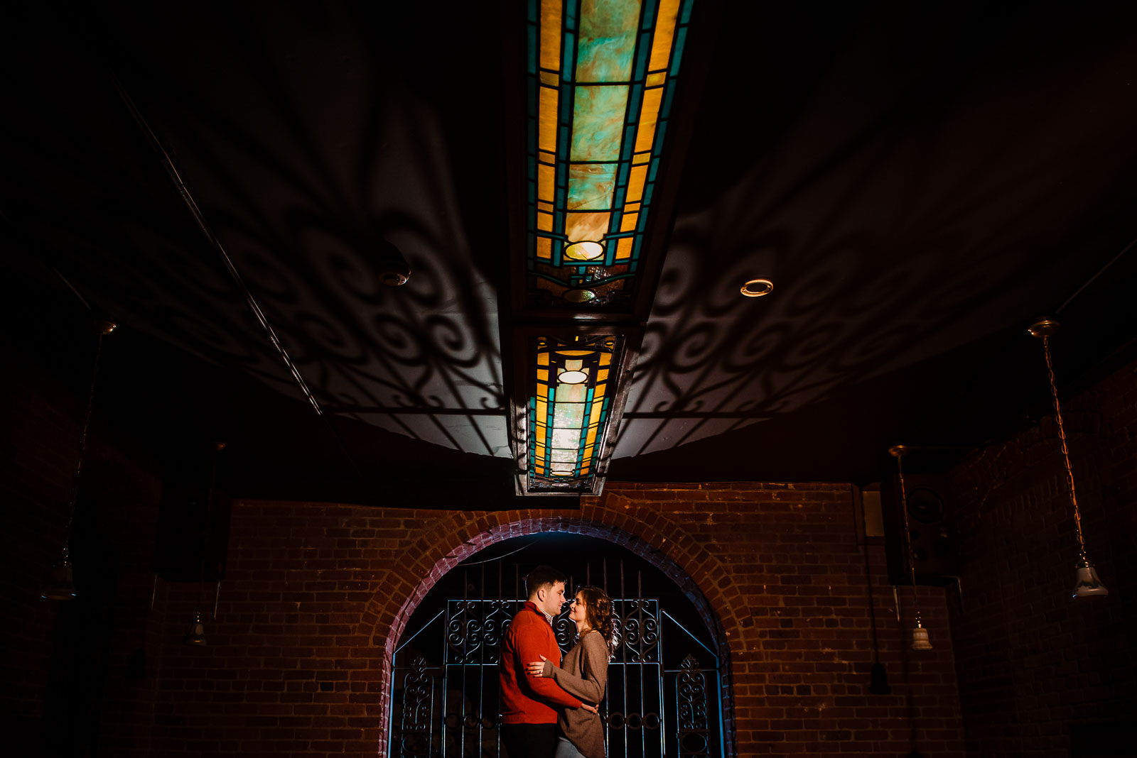 Couple's portrait inside an arch