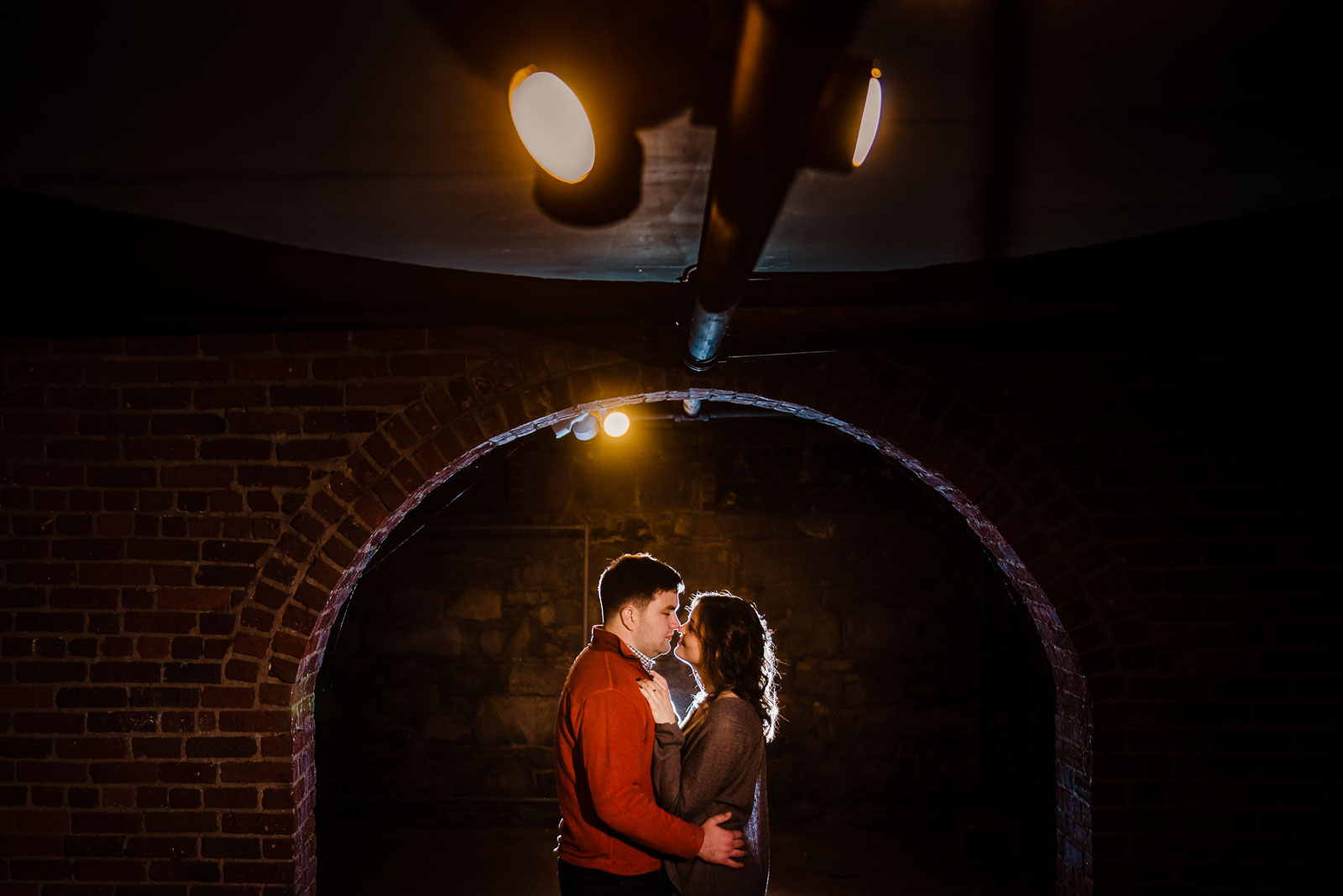 Couple's portrait inside an arch 