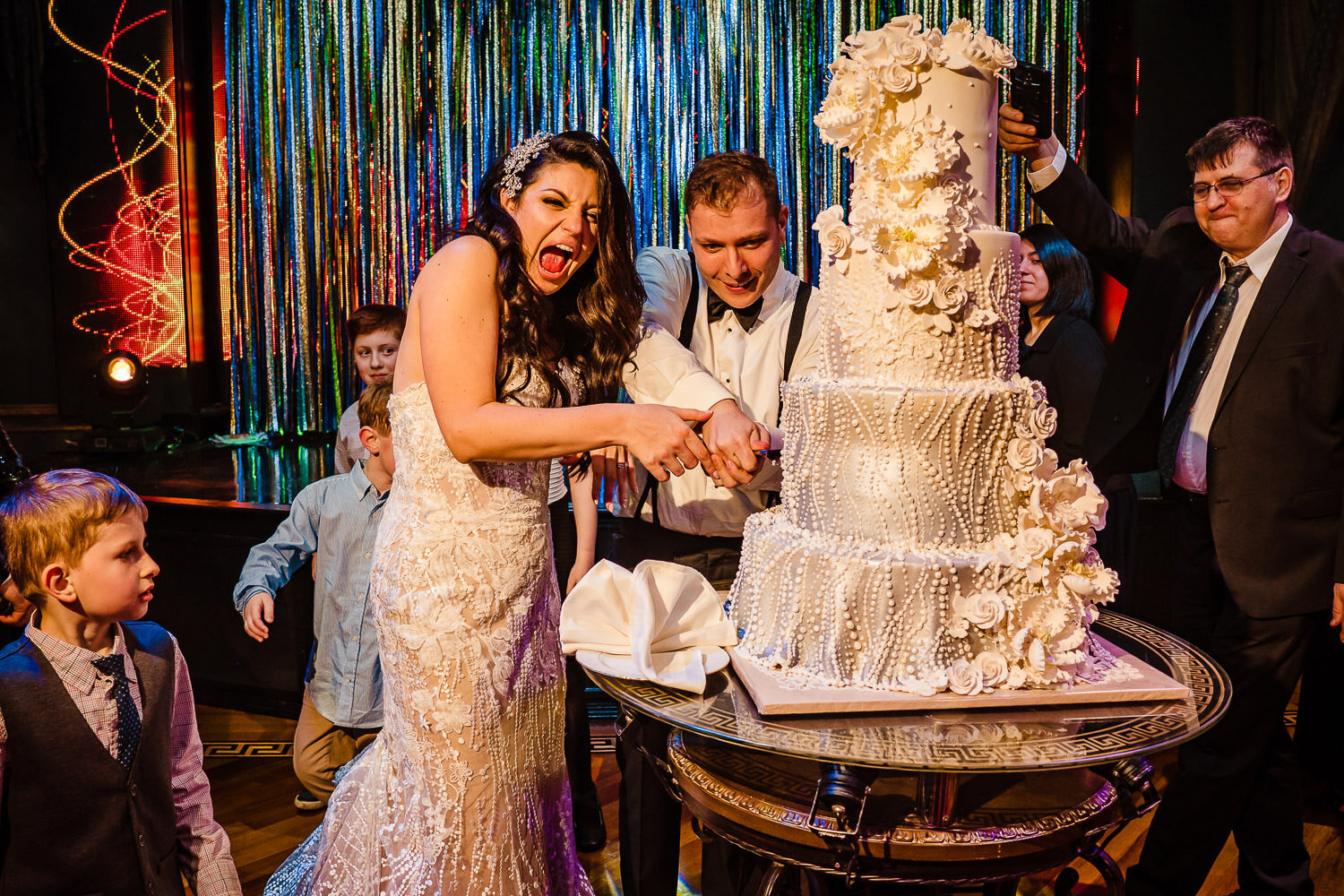 Bride and groom cut the cake at Baku Palace Restaurant