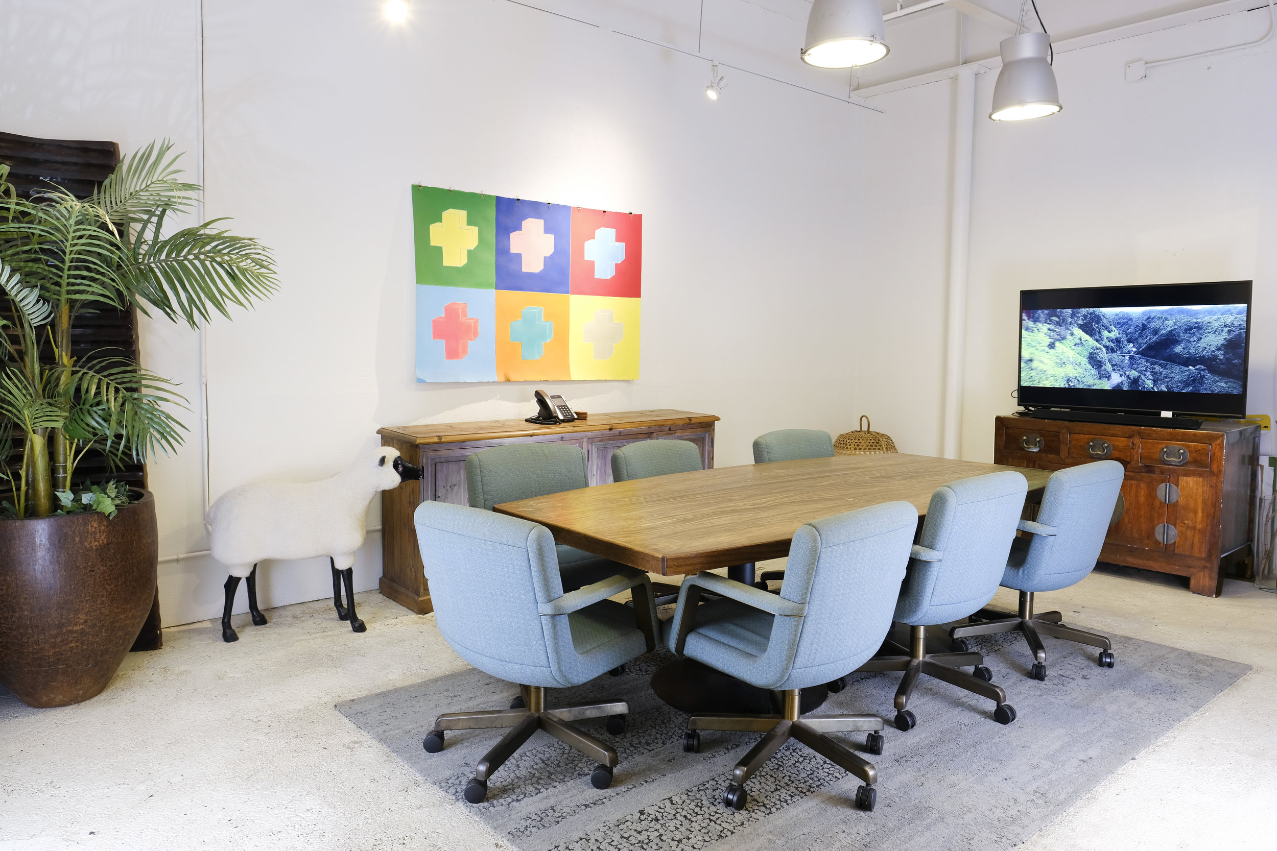 co-working-space-colorful-desk-chairs