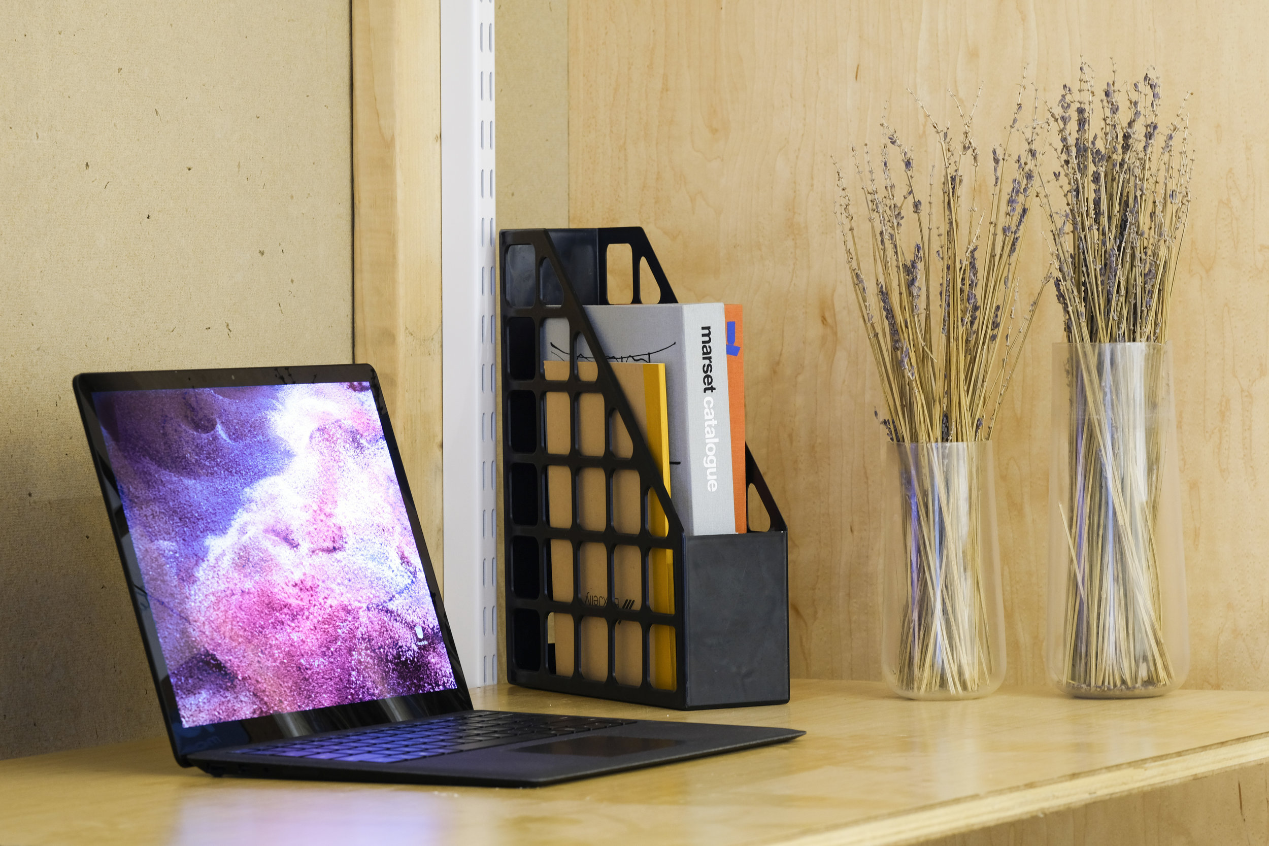 wood-desk-laptop