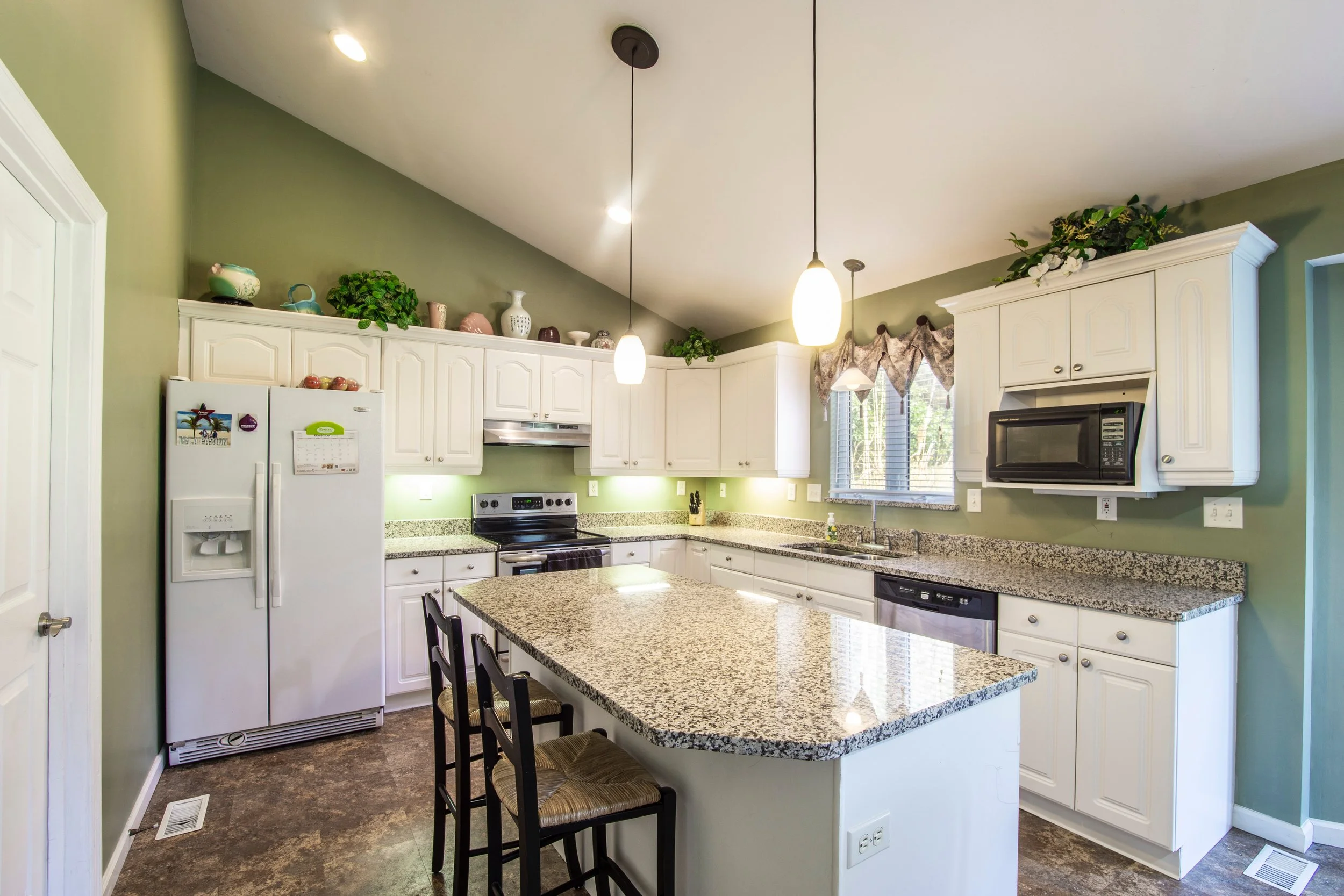 under cabinet range hoods allow you to maximize your storage space.