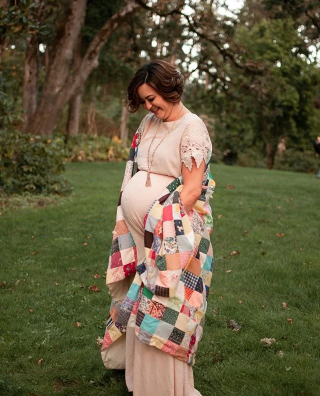 This mama brought a quilt made by her grandmother to her maternity session 😭 Sweet little baby isn't even here yet and is quite literally wrapped in so much love already. I can't even handle it. When the world seems too dark, look for beauty and you