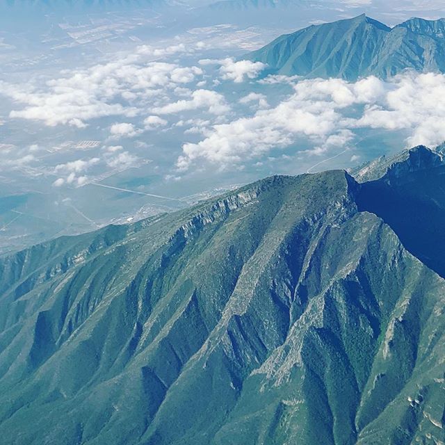 La ciudad de las monta&ntilde;as ⛰. #monterrey #mexico #nuevoleon #mexico #mountain #mountains #nature #epic #aerialshots #green #monta&ntilde;a #clouds #sky #abovetheclouds #peace #serenity #norte&ntilde;o #itgivesyouwings