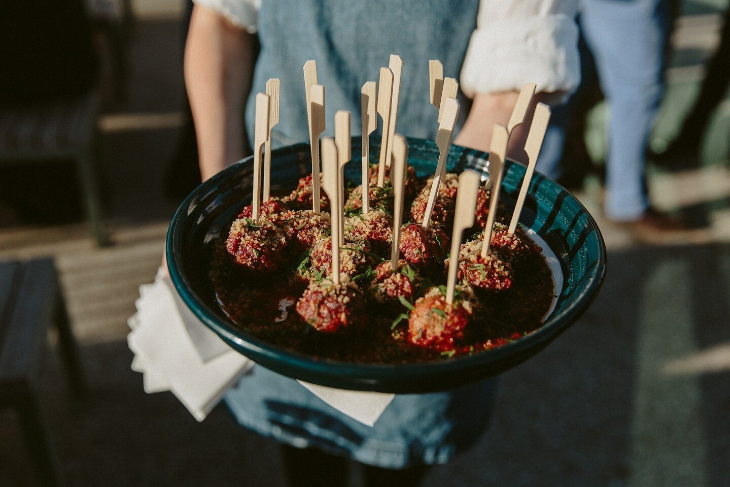 Sit back, relax and let us come to you - canap&eacute;s on arrival served roving for your guests 🥂⁠
⁠
+ Our wedding menu for the upcoming season has just been published. Contact us for more information 🤍⁠
⁠
Photographer:  @hellojessnicholls⁠
Food: 