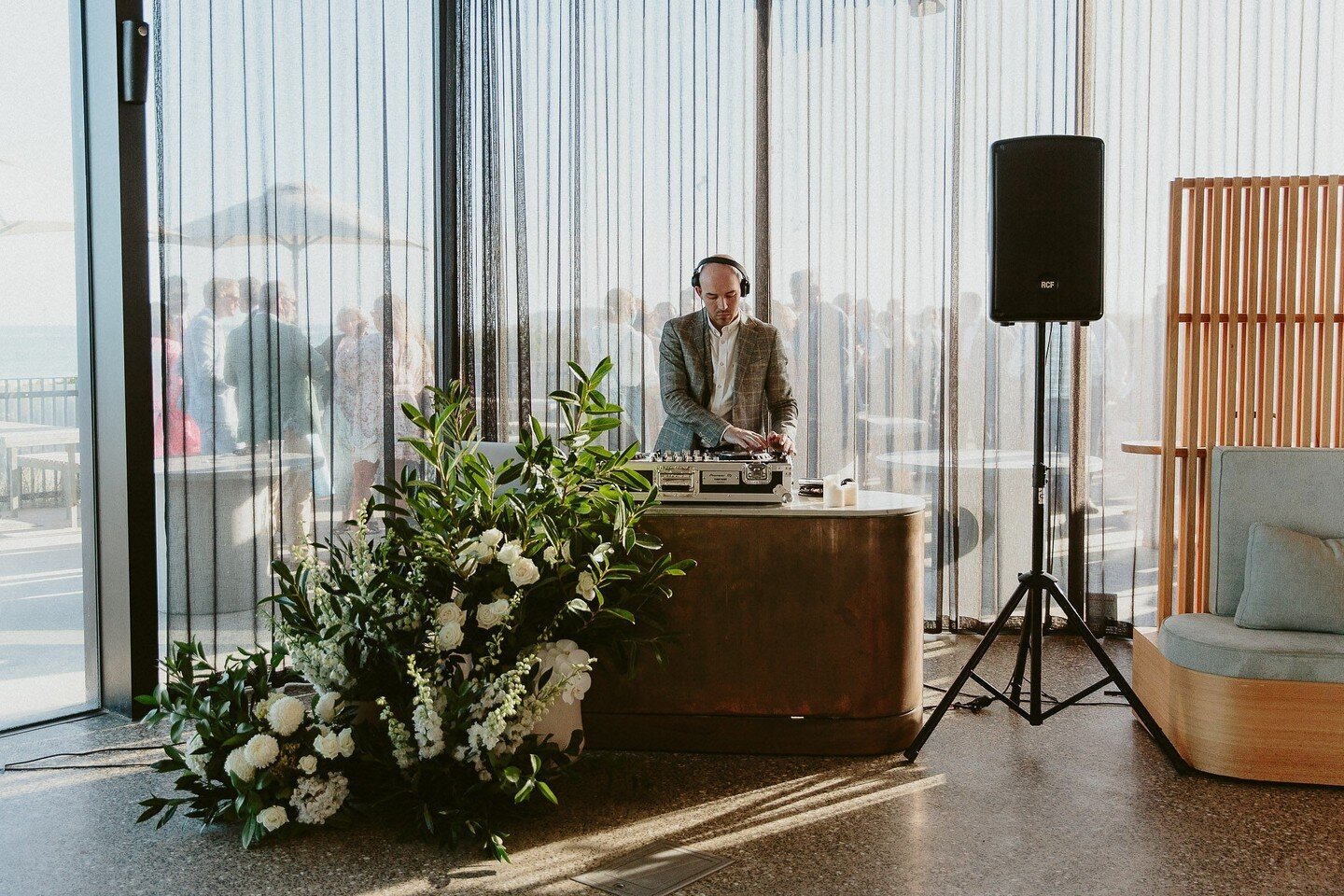 Repeat after me 'floral 👏🏽for 👏🏽the 👏🏽DJ 👏🏽decks'⁠
⁠
Photographer: @hellojssnicholls⁠
Floral: @botanicafreshflowers⁠
Entertainment: @rutherfordentertainment⁠